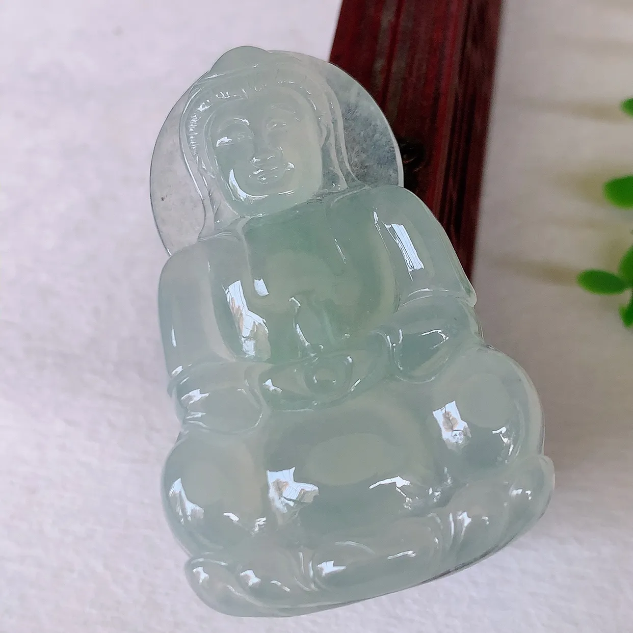 自然光实拍，冰种观音吊坠，赐福翡翠观音，冰透，起强玻璃光泽，观音面相慈祥，雕琢细致，佩戴气质！#05.8