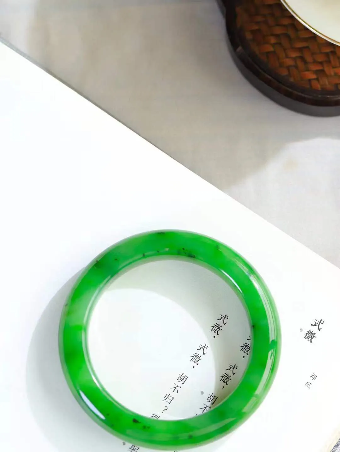 【碧色荡漾·手镯】

精品和田玉碧玉手镯，玉质细腻温润，手感舒适，️线条流畅，简约大气，美自天成，佩戴于腕间，婉约之美，举手投足间透出那份低调奢华，醉人心扉。重65.7克 内径圈口55mm尺寸12.5-10.5mm FDA-7660832