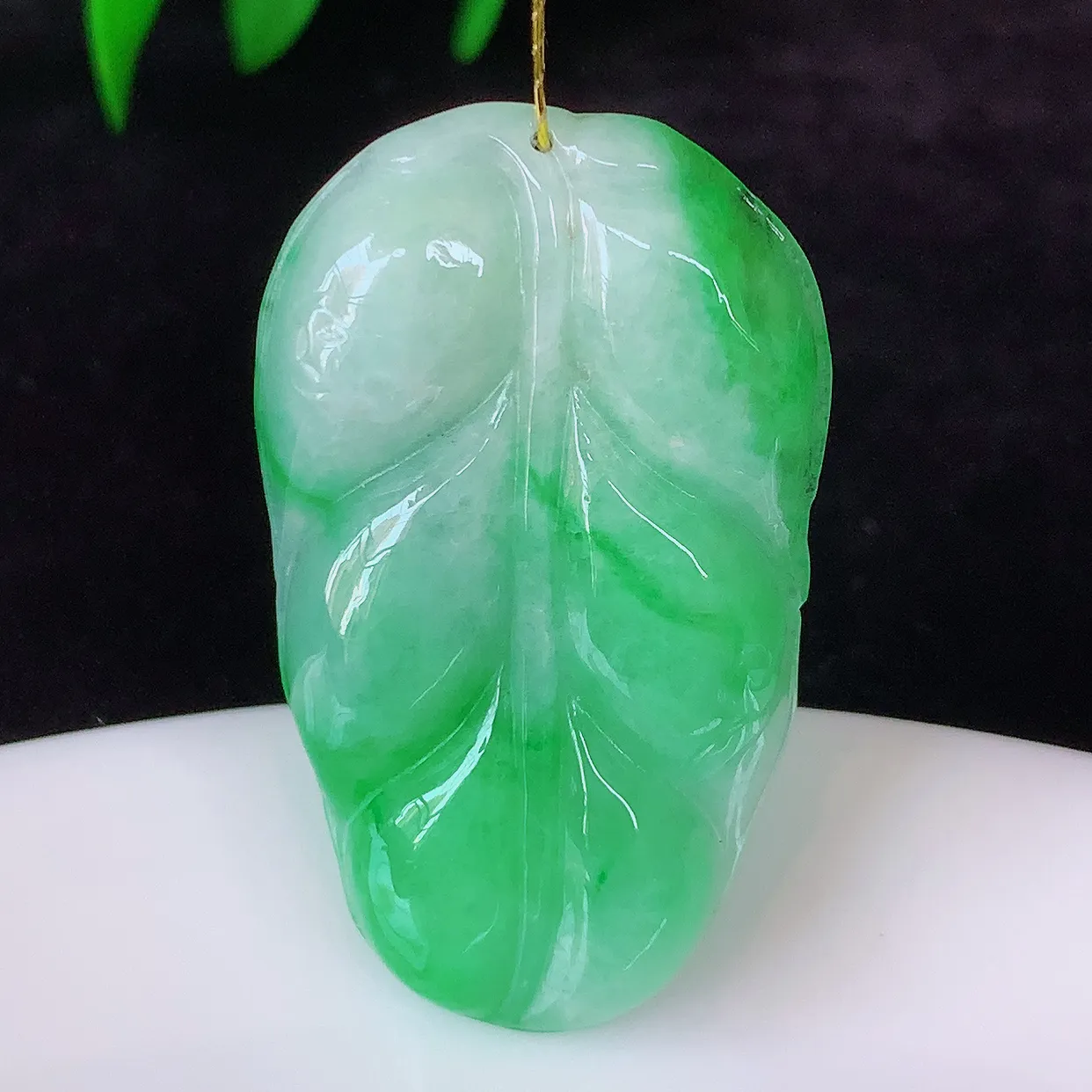 自然光实拍，冰润飘阳绿叶子翡翠吊坠 ，种水足，色泽清新，工艺精湛，叶子寓意美好；金枝玉叶，事业有成。#35.8尺寸36.5*21-5