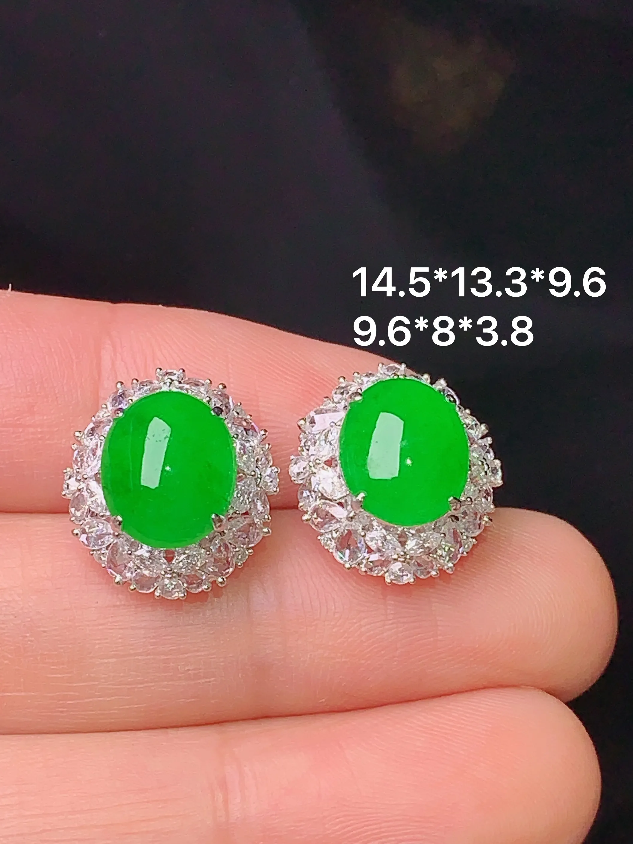 18k金钻镶嵌满绿蛋面耳钉 玉质细腻 水润亮眼 整体尺寸14.5*13.3*9.6
