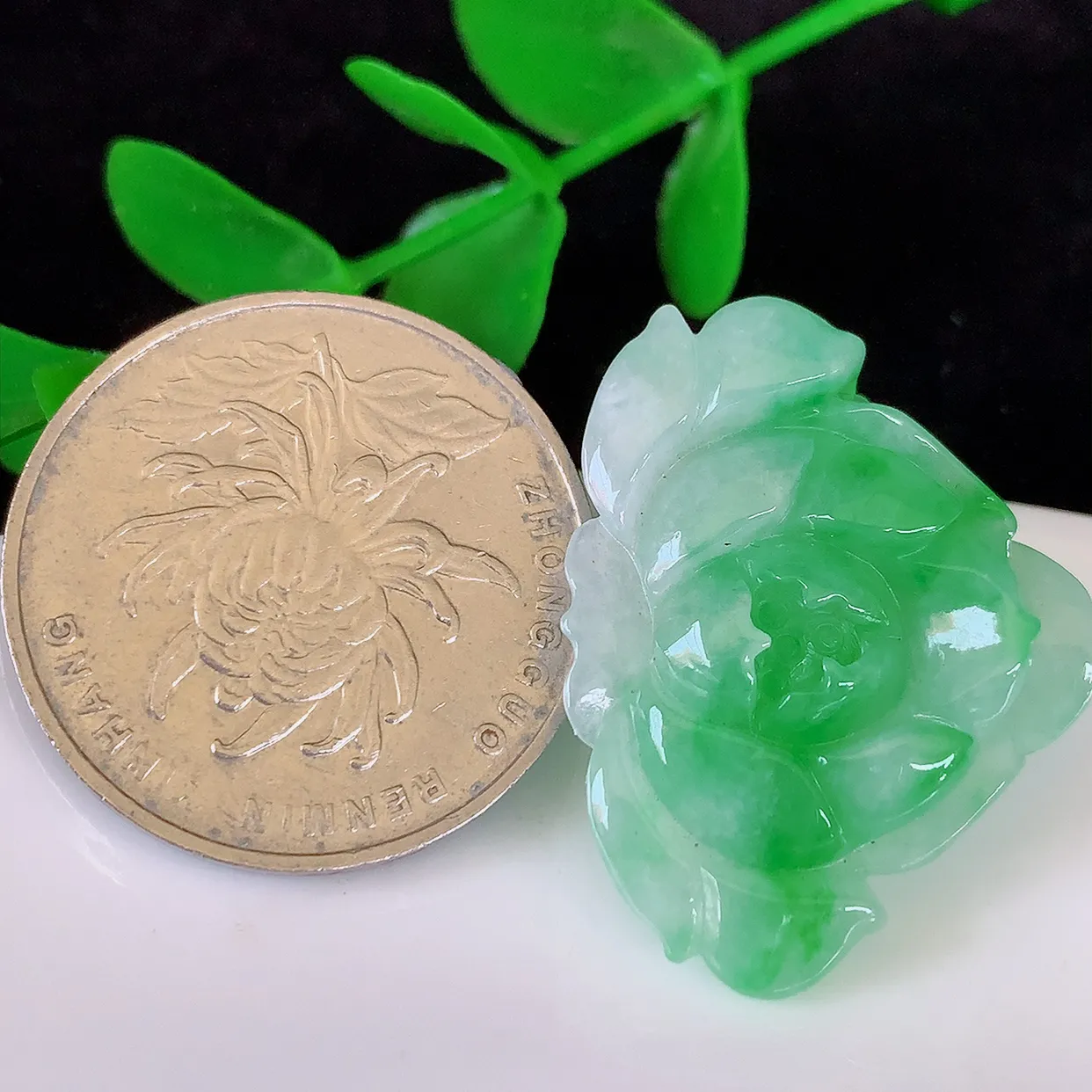 自然光实拍，冰润飘绿花开富贵荷花翡翠玉坠，财源广进，自然隐逸、荷本是素不着尘之物，有和美之寓意。#01.8