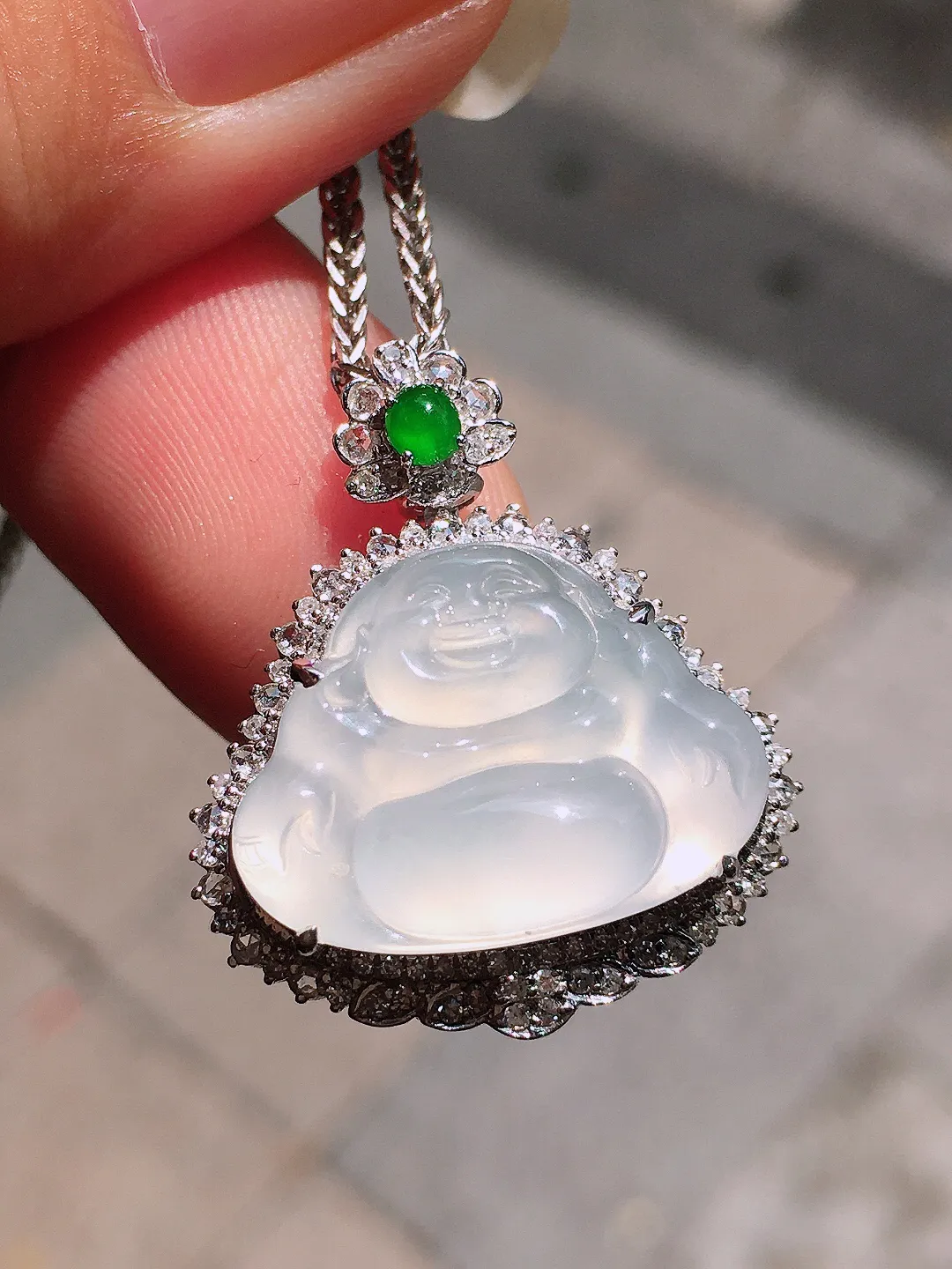 冰种佛公吊坠，玉质细腻，荧光感超
强，饱满圆润，气质满满。18k
金豪华镶嵌