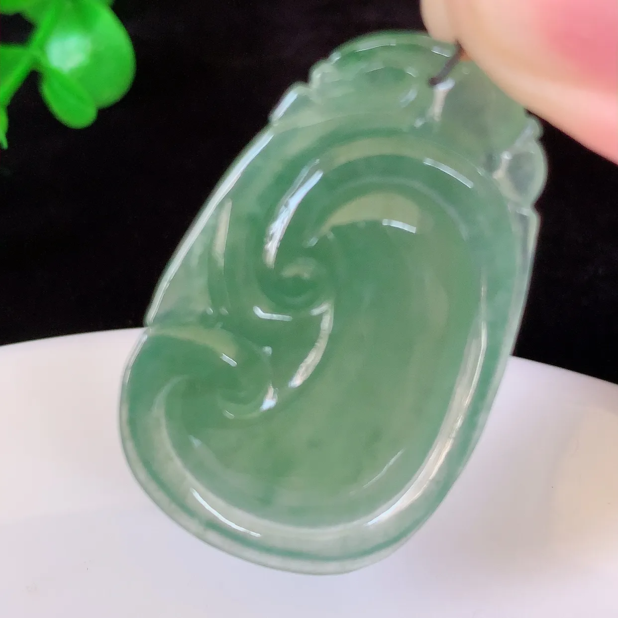 自然光实拍，冰种满绿如意翡翠吊坠，上身效果非常美，饱满大气，工艺美，万事如意，如意一生，#01.8