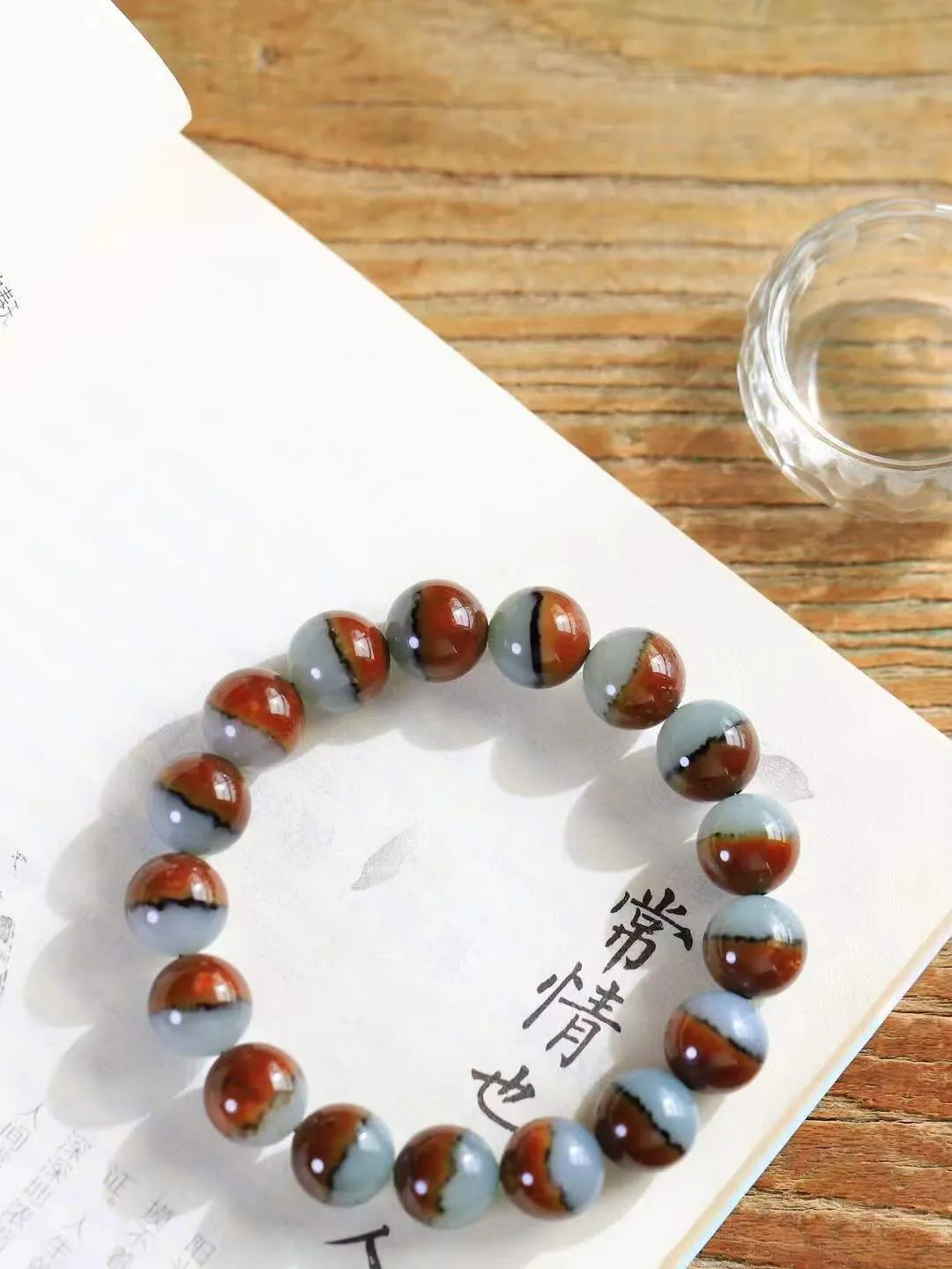 【腕间风华.手串】

精品️和田玉三色圆珠手串，天然纯净，玉质细腻，圆润如珠，佩戴于腕间，尽显高贵气质。无论是日常搭配还是重要场合，都是您优雅风范的点睛之笔。重45克  尺寸取一12mm  2360868A
