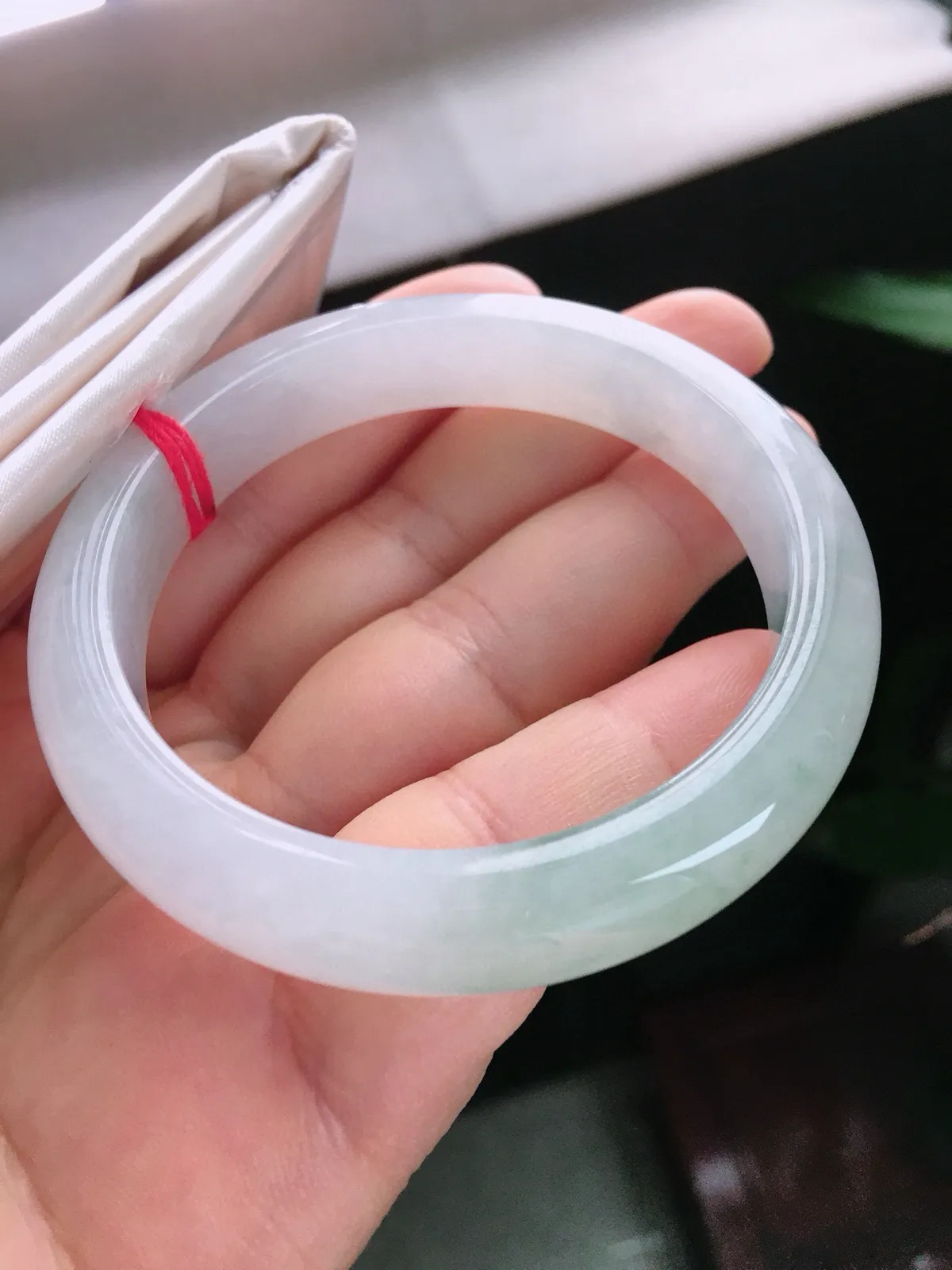 圈口56，正圈手镯，绿底，玉质冰润，尺寸56-11.6-7.8mm