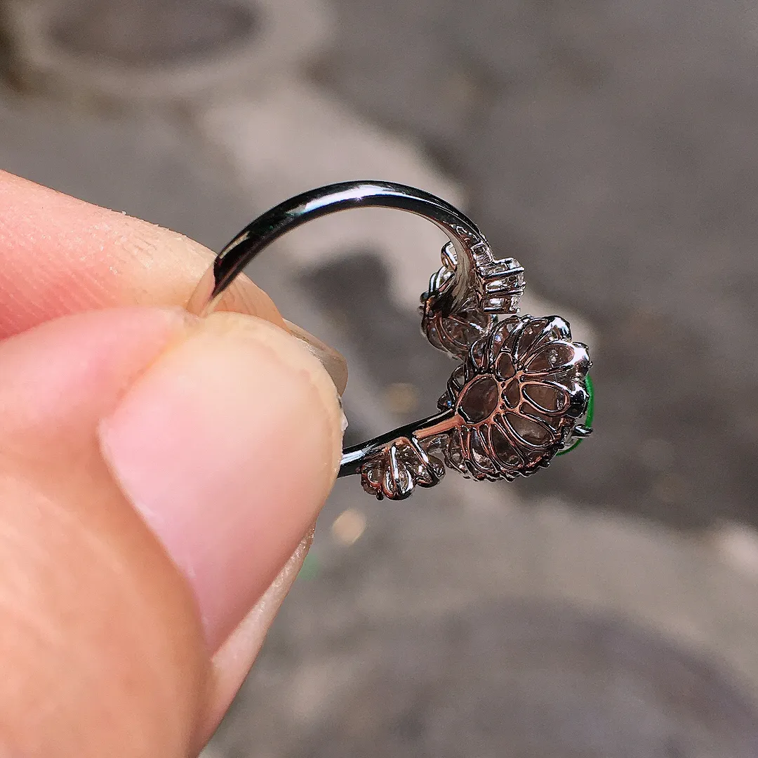 阳绿葫芦戒指，色泽均匀艳丽，玉质细腻，荧光感超
强，饱满圆润，气质满满。18k
金豪华镶嵌