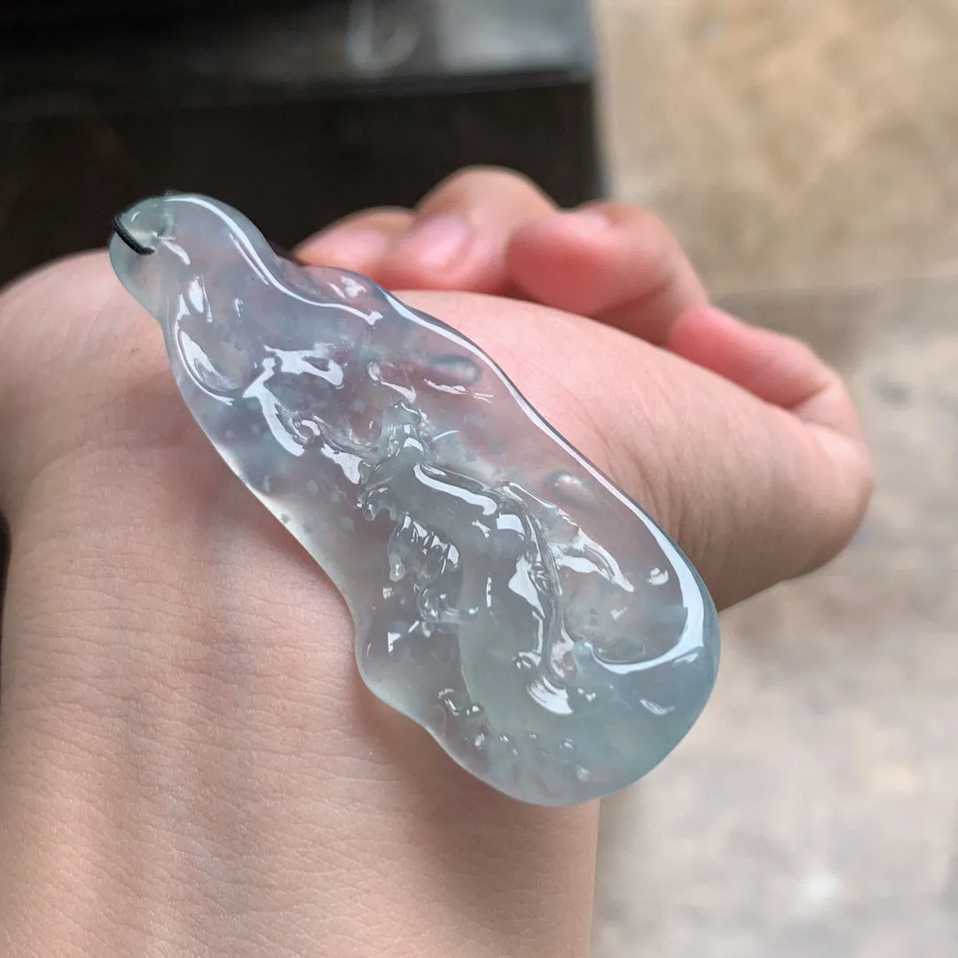 冰种带底色雪花棉马牌

尺寸64-26-8.2