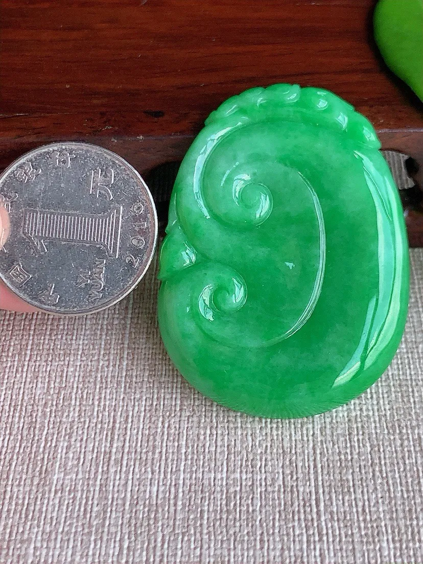 a货翡翠老坑冰种满绿阳绿大如意吊坠 尺寸47.6×35.4×6mm 重量22.27g 0709