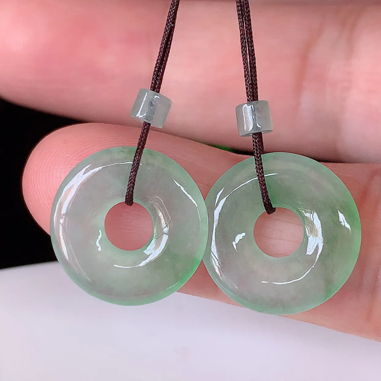 自然光实拍，冰种飘绿一对平安扣翡翠，翠色灵动，玉质细腻，颜色漂亮，品相佳，佩戴佳品！配银线 #57.8