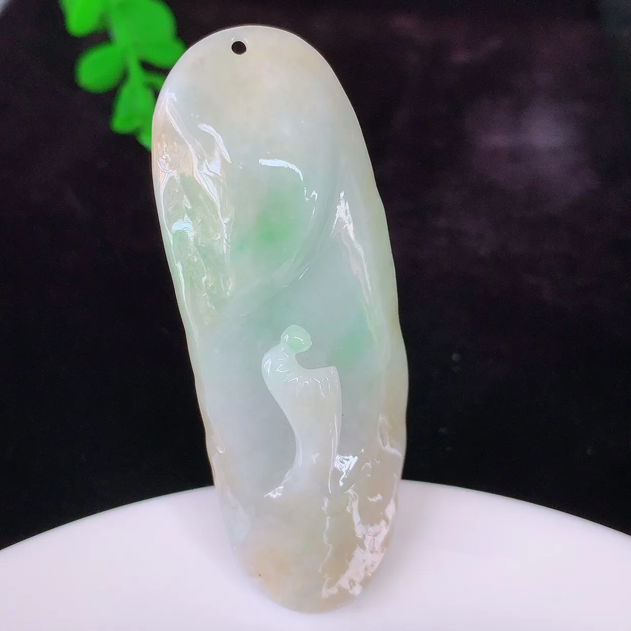 自然光实拍，特色三彩悟道吊坠，翡翠悟道寓意“祥和，安宁，吉祥，幸福”，佩戴效果优雅迷人，性价比超高！