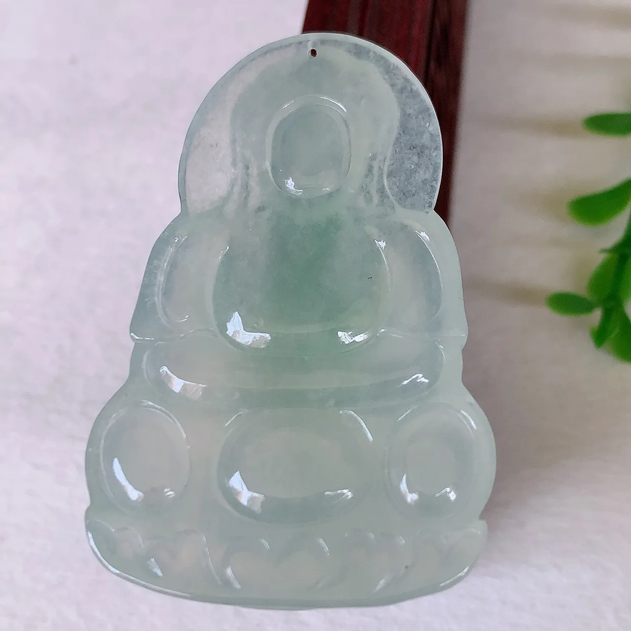 自然光实拍，冰种观音吊坠，赐福翡翠观音，冰透，起强玻璃光泽，观音面相慈祥，雕琢细致，佩戴气质！#05.8