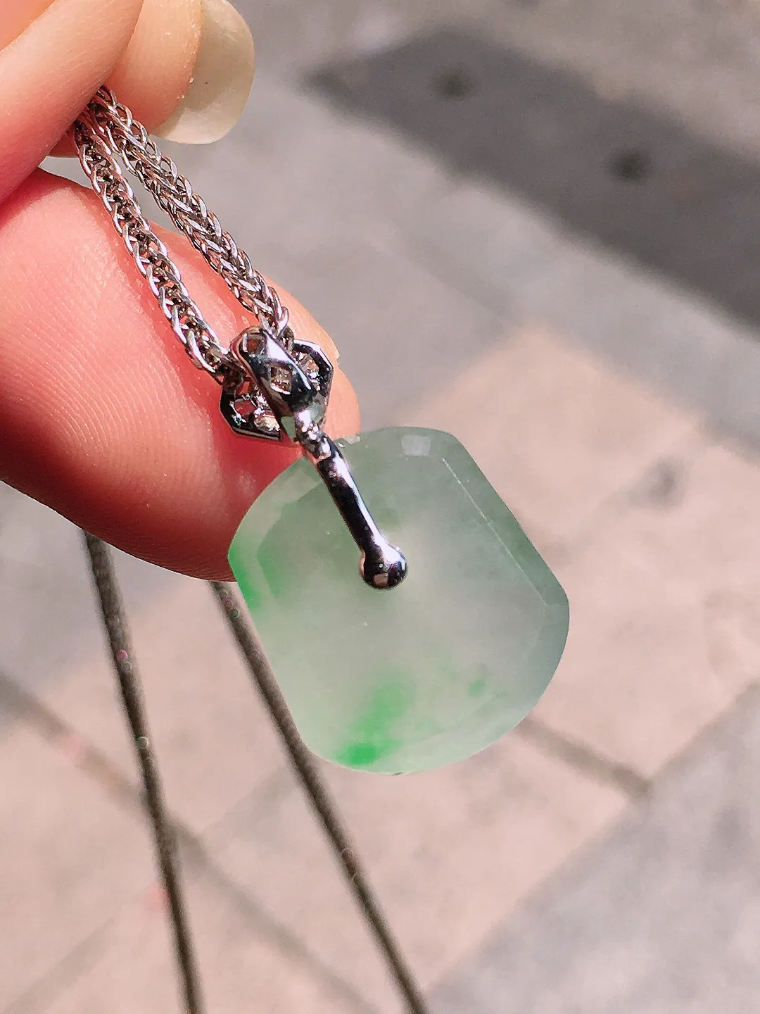 冰飘绿无事牌吊坠，色泽艳丽，玉质细腻，荧光感超
强，饱满圆润，气质满满。18k
金豪华镶嵌