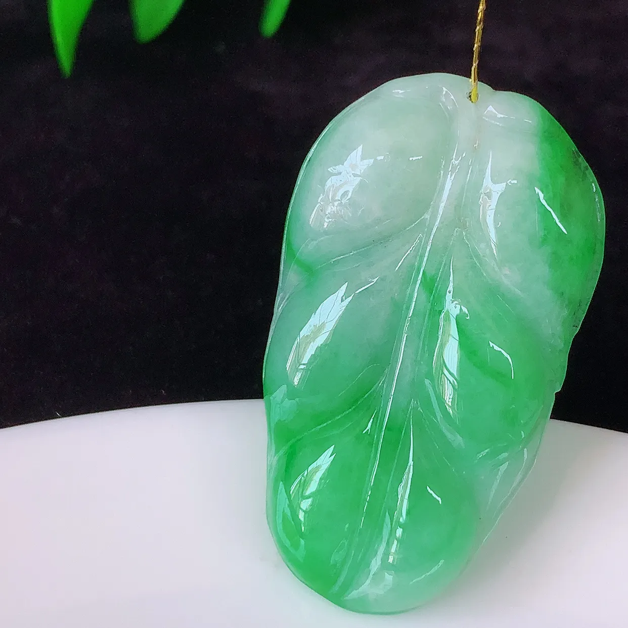 自然光实拍，冰润飘阳绿叶子翡翠吊坠 ，种水足，色泽清新，工艺精湛，叶子寓意美好；金枝玉叶，事业有成。#35.8尺寸36.5*21-5