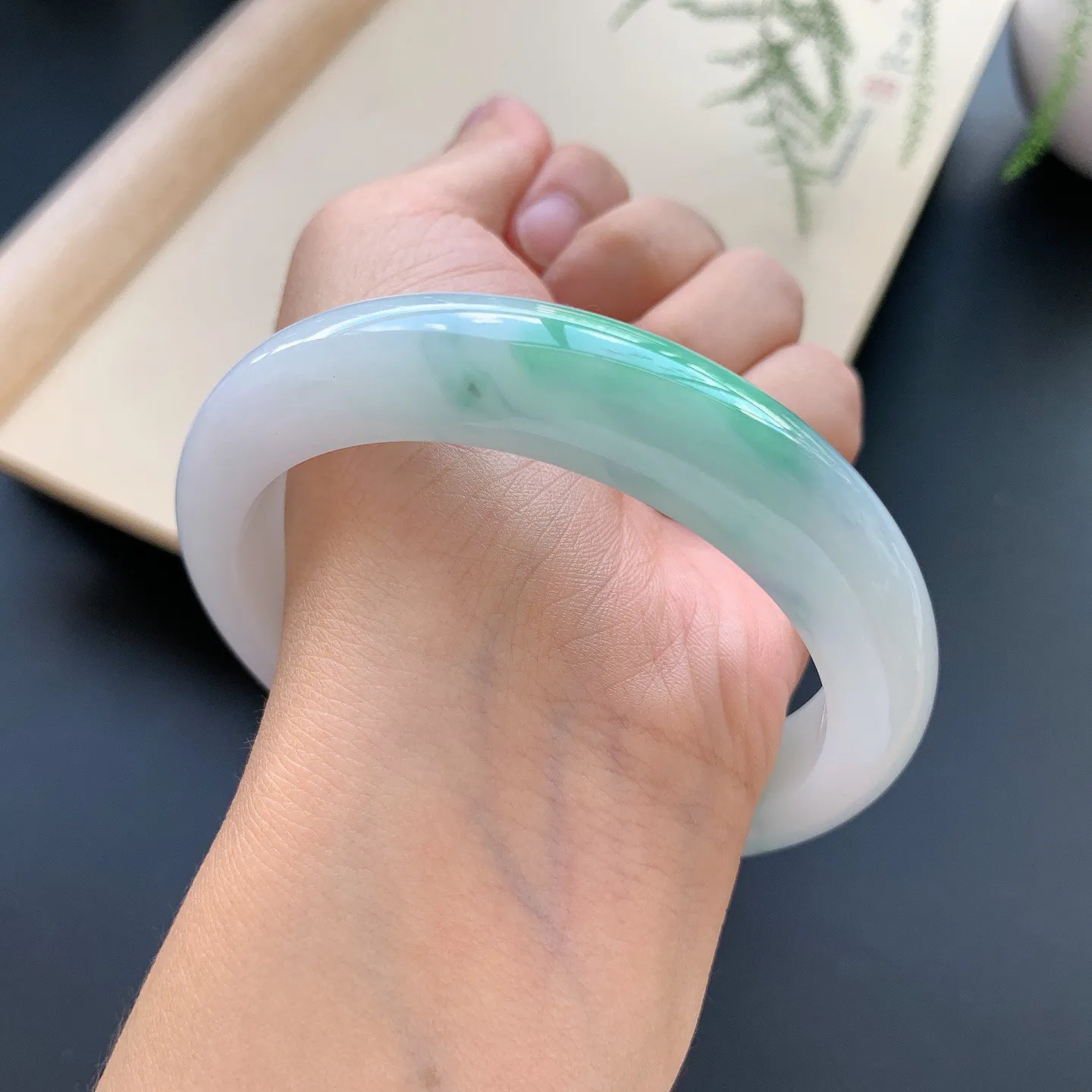 飘绿正圈手镯 尺寸：60-12.8-8.8，无纹裂，细腻光滑，色泽靓丽，