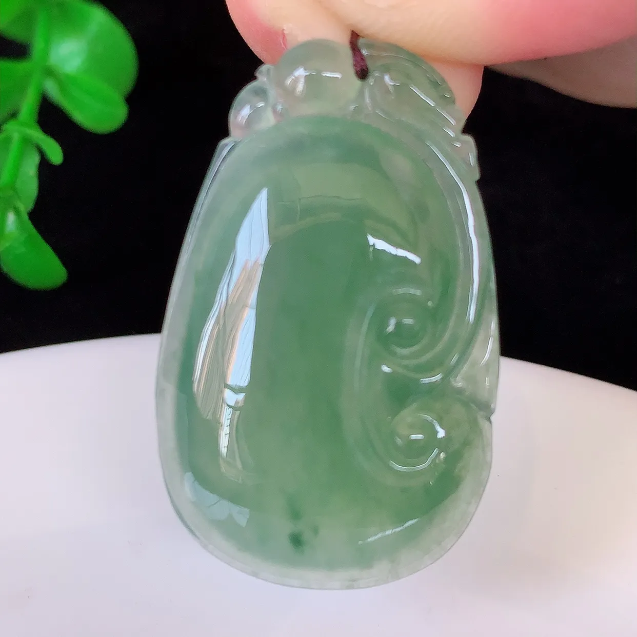 自然光实拍，冰种满绿如意翡翠吊坠，上身效果非常美，饱满大气，工艺美，万事如意，如意一生，#01.8