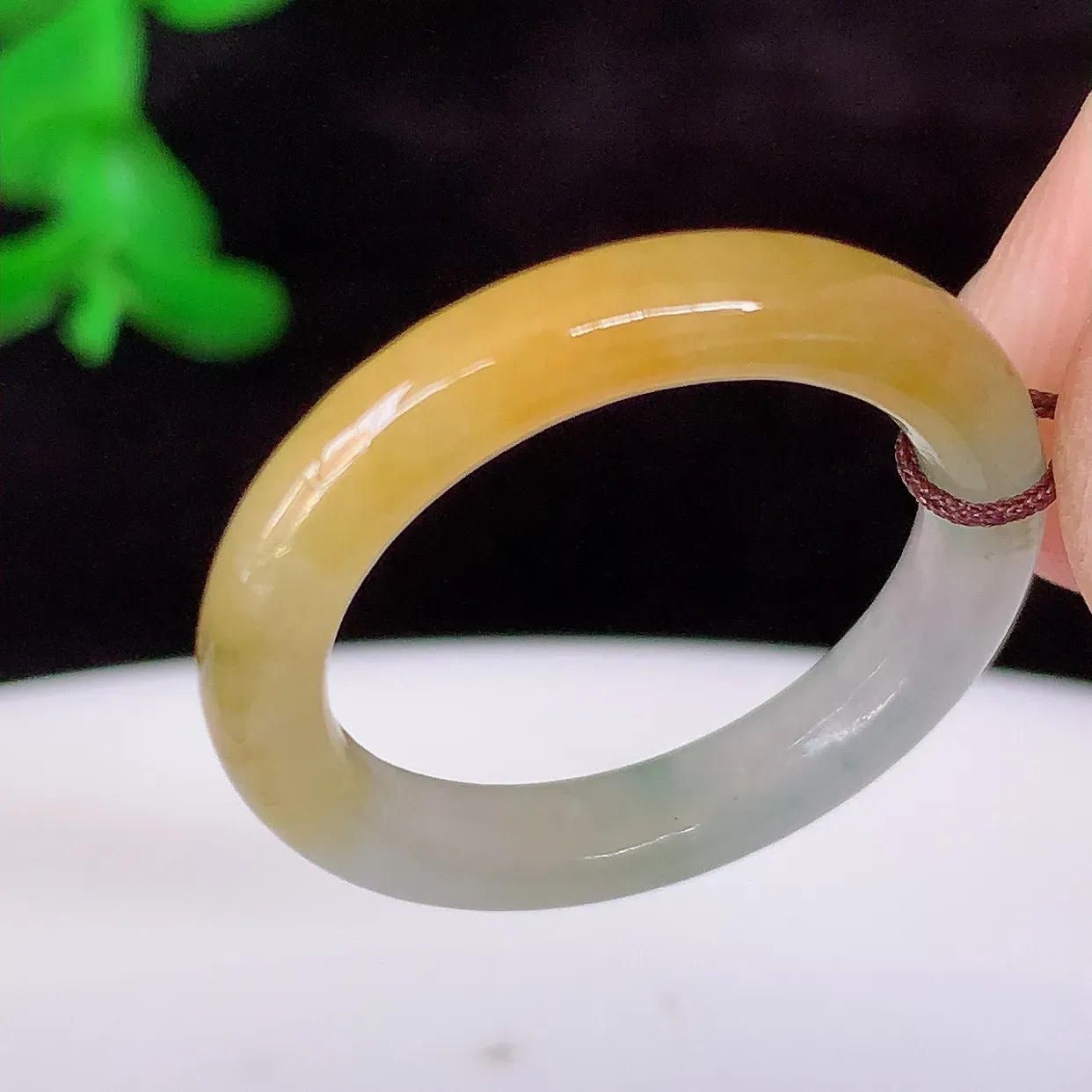 自然光实拍，17mm内径黄加绿三彩翡翠指环，玉戒指，玉质莹润，好精美好冰润的指环，14圈口，上手纤巧！#1.8