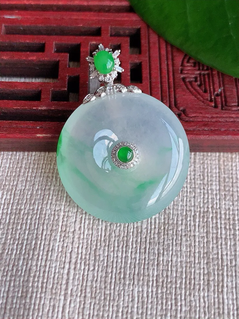 a货翡翠老坑冰种18K金伴钻镶嵌飘绿平安扣吊坠 尺寸34.5×25.4×5.3mm 重量8.77g 0709