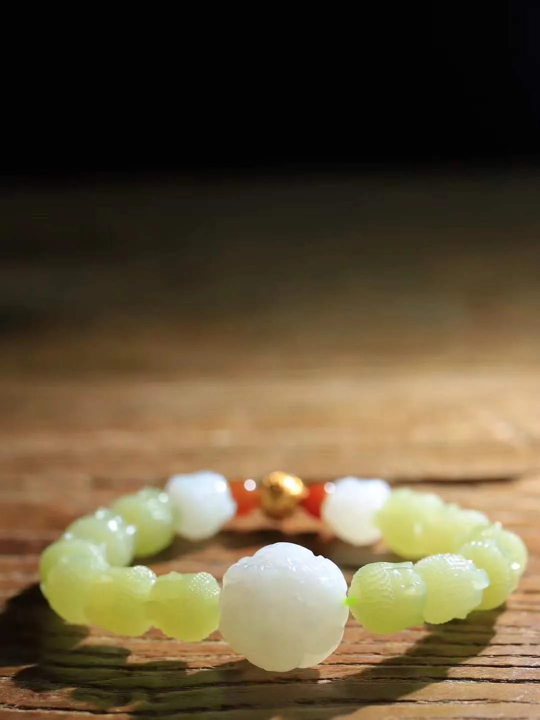 【佛佑众生.手串】

精品和田玉黄口/白玉佛头手串，玉质温润细腻，油性十足，️精雕佛像，面容慈祥，憨态可掬，佛祖能利益安乐一切众生，满足一切愿求。给佩戴者带来平安与慈悲，永保平安。
尺寸取一13-12.6-12.2mm 重67.5克 fDT-7870873