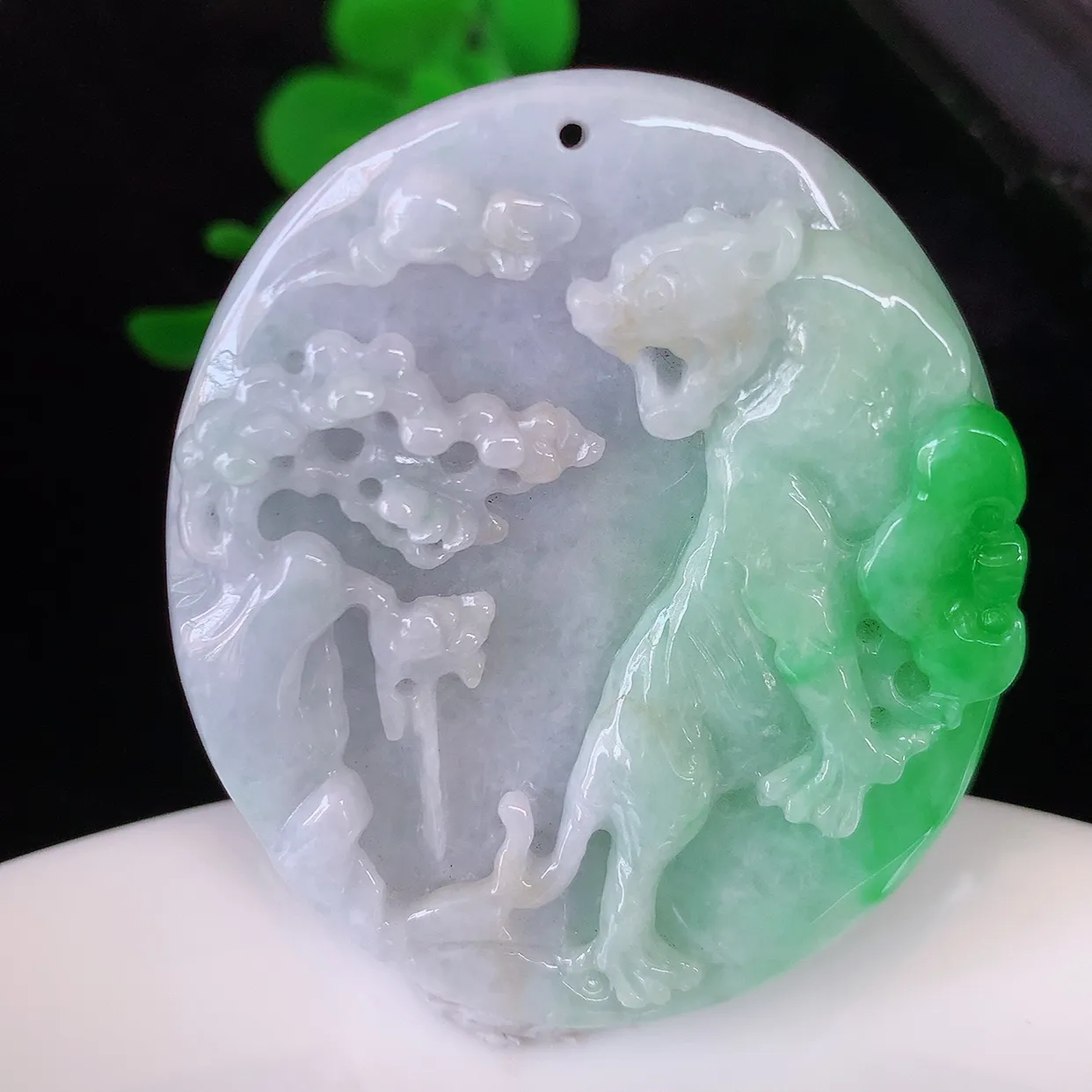 自然光实拍，冰润飘阳绿翡翠生肖虎牌吊坠，种老水足，雕工精湛 ，寓意美好，佩戴时尚出众！#05.8