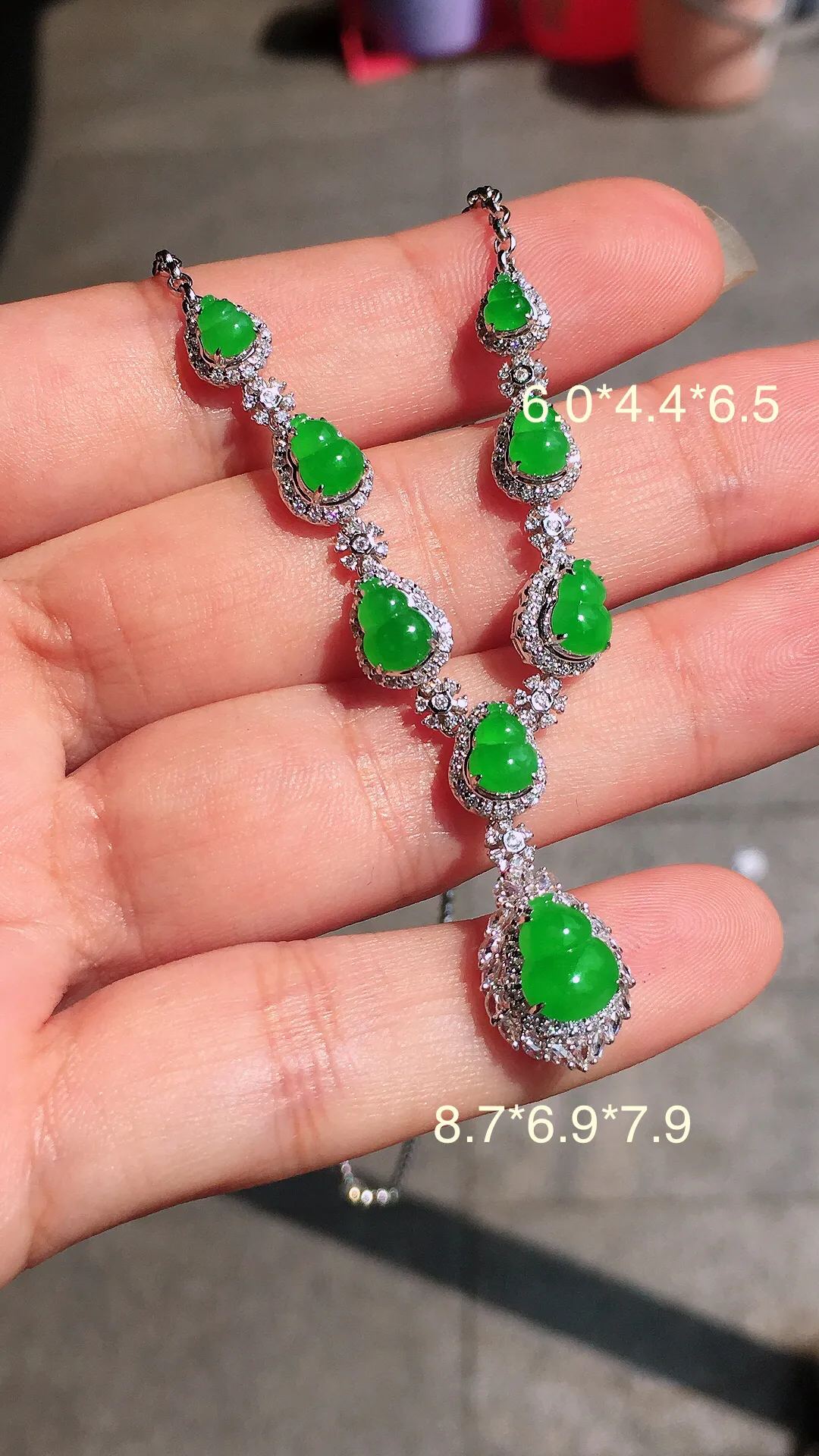 阳绿葫芦晚装项链，色泽均匀艳丽，玉质细腻，荧光感超
强，饱满圆润，气质满满。18k
金豪华镶嵌
