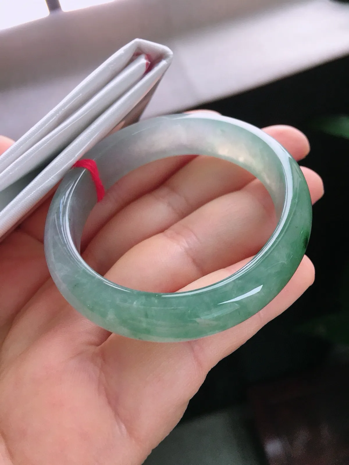 圈口53/46.9，贵妃手镯，正圈51可戴，飘花，玉质冰润，尺寸53-12.5-6.7mm