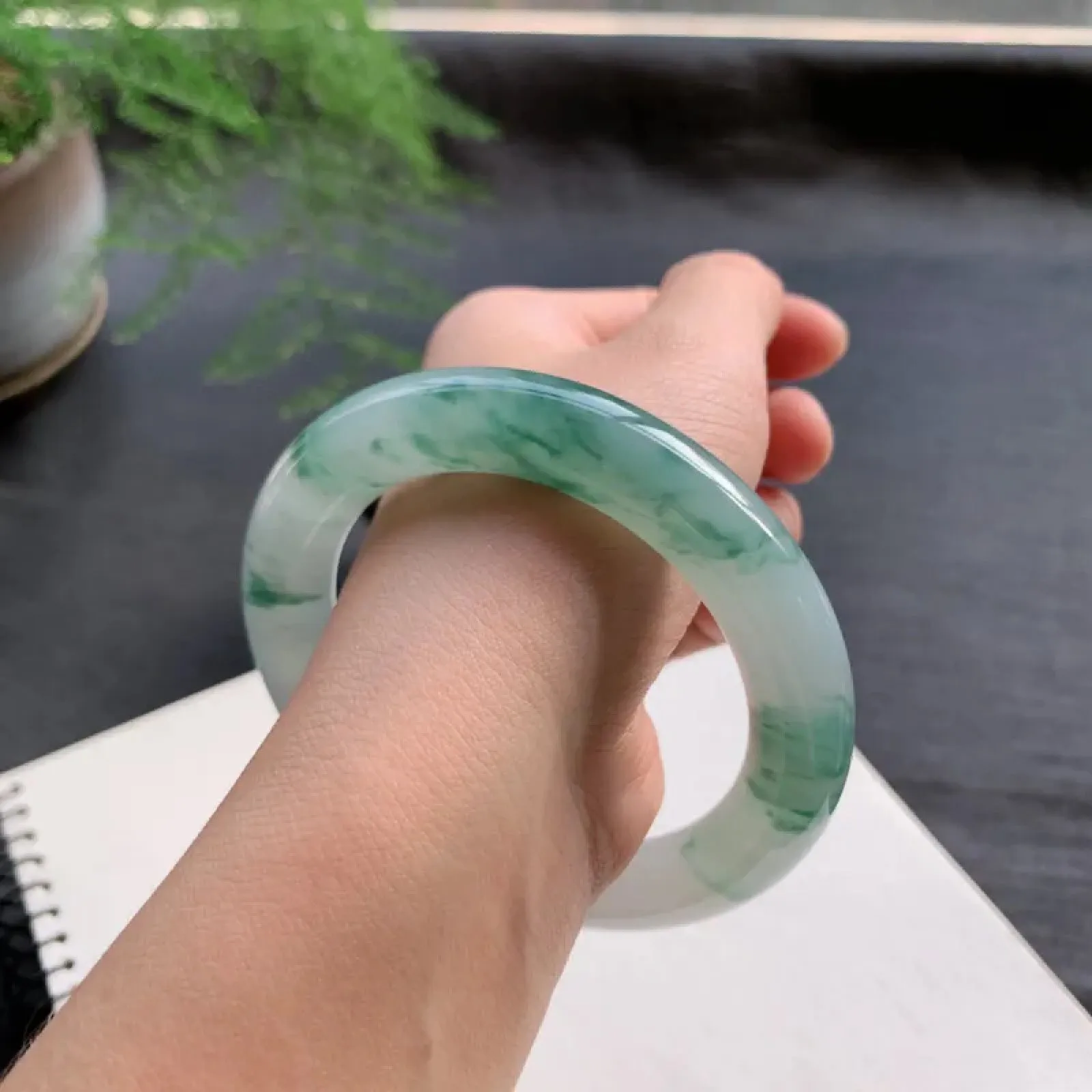 56-57圈口可戴，冰润飘花圆条手镯，尺寸：56/11.6/11.4。细腻水润，花色飘逸灵动，细棉纹，瑕不掩瑜