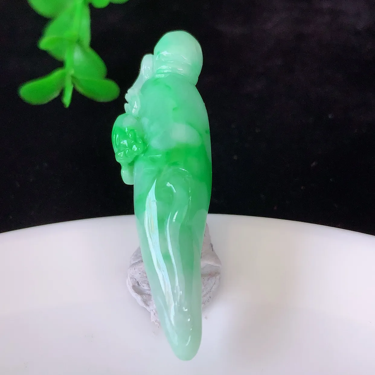 自然光实拍，冰润飘绿翡翠人生如意人参吊坠，种老水足，雕工精湛 ，寓意美好，佩戴时尚出众！#05.8