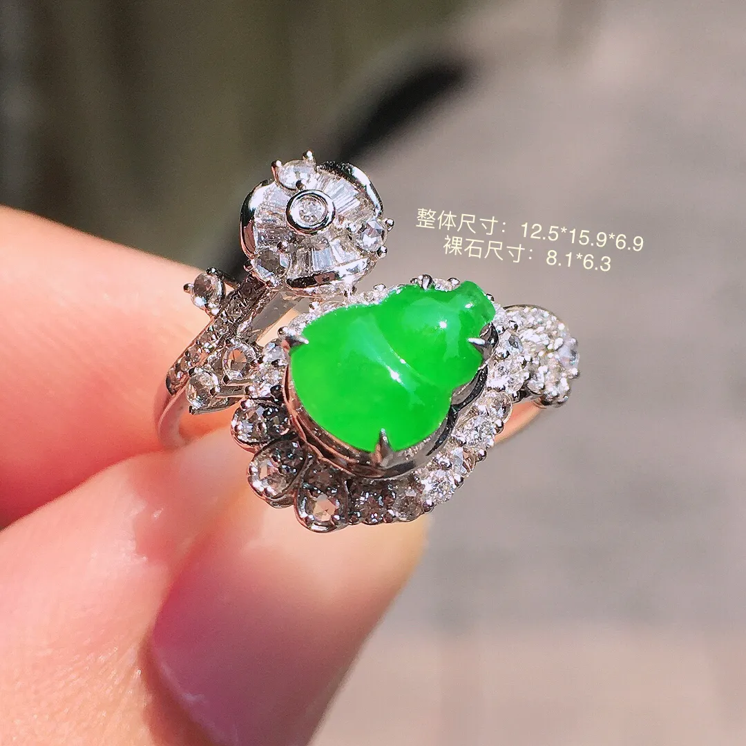 阳绿葫芦戒指，色泽均匀艳丽，玉质细腻，荧光感超
强，饱满圆润，气质满满。18k
金豪华镶嵌
