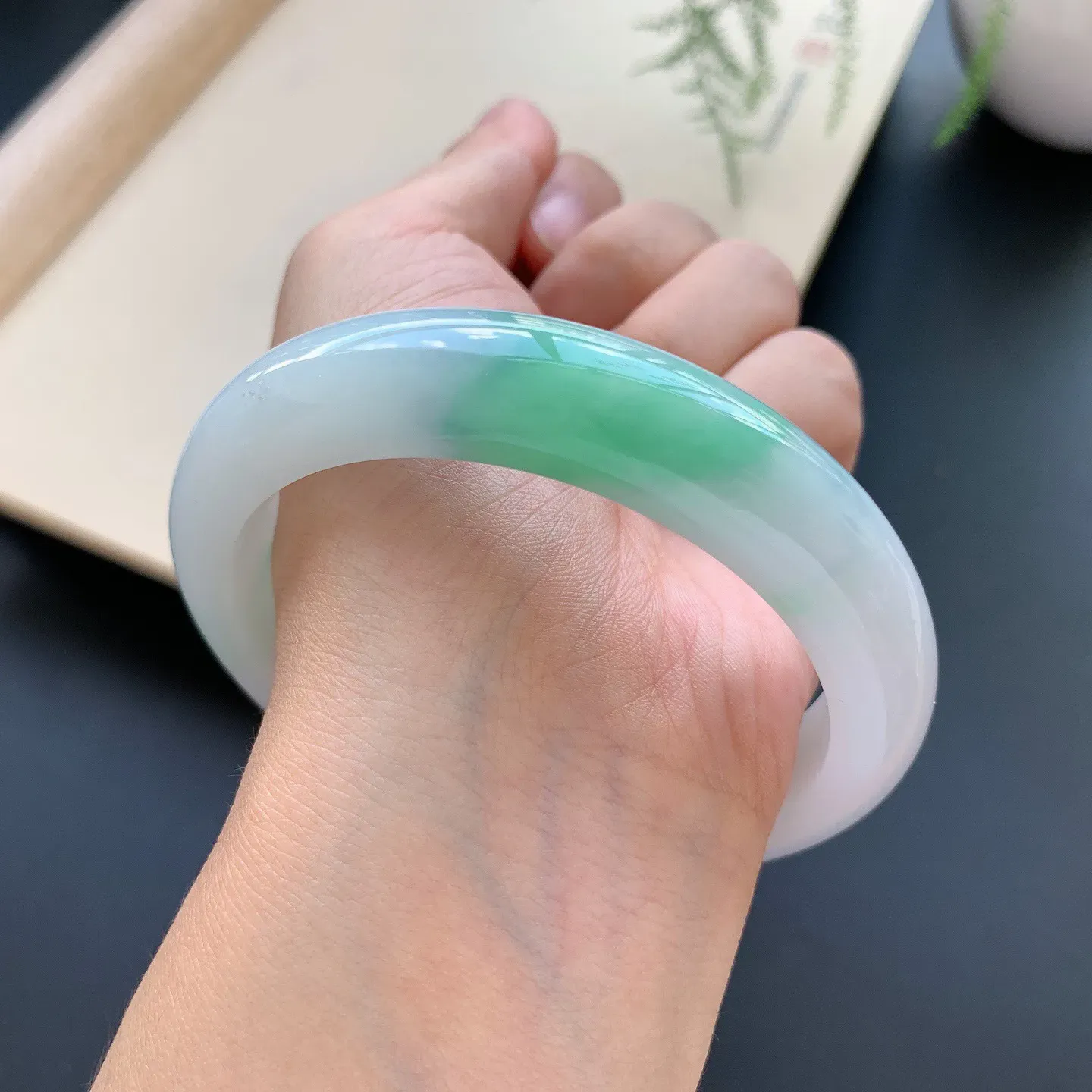 飘绿正圈手镯 尺寸：60-12.8-8.8，无纹裂，细腻光滑，色泽靓丽，