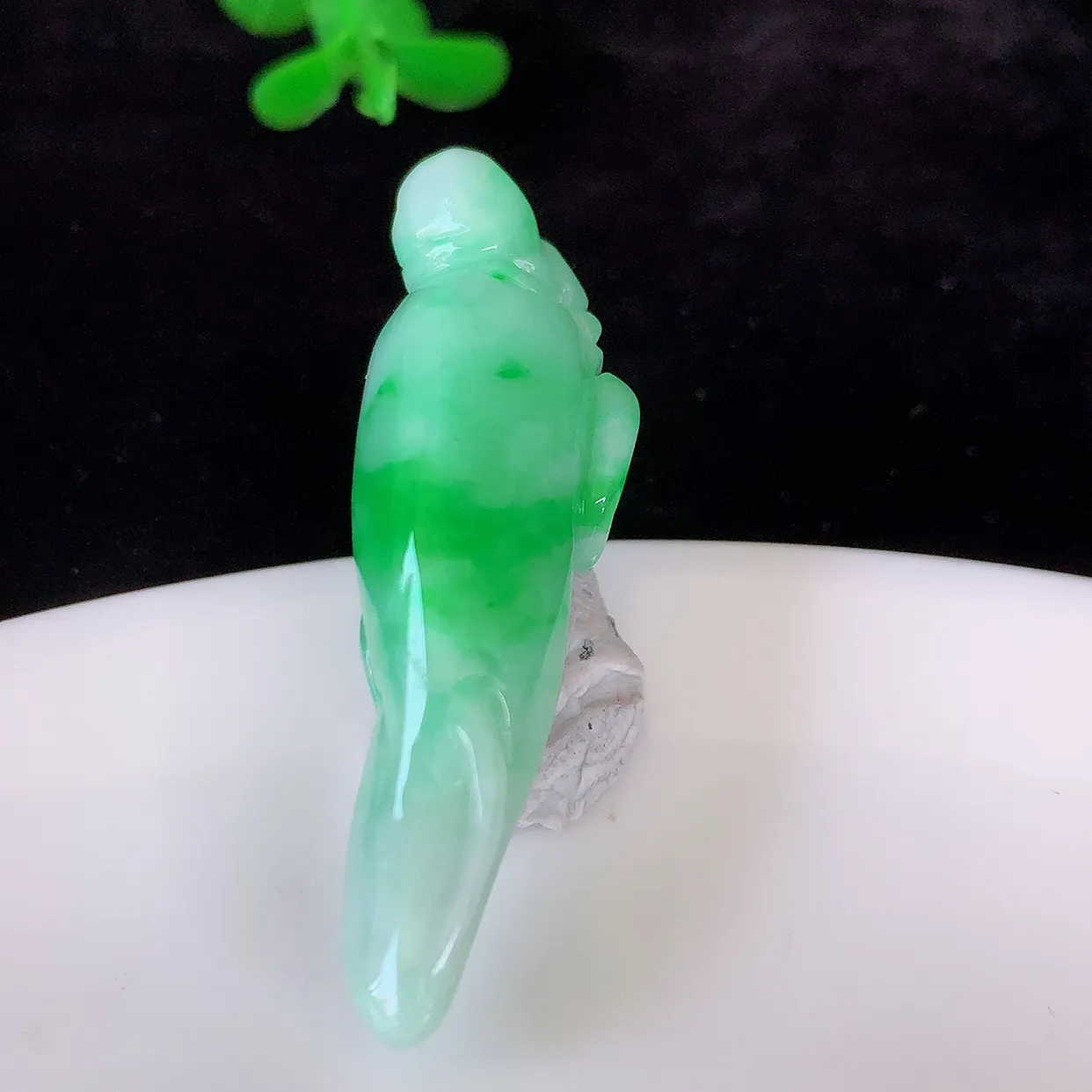 自然光实拍，冰润飘绿翡翠人生如意人参吊坠，种老水足，雕工精湛 ，寓意美好，佩戴时尚出众！#05.8