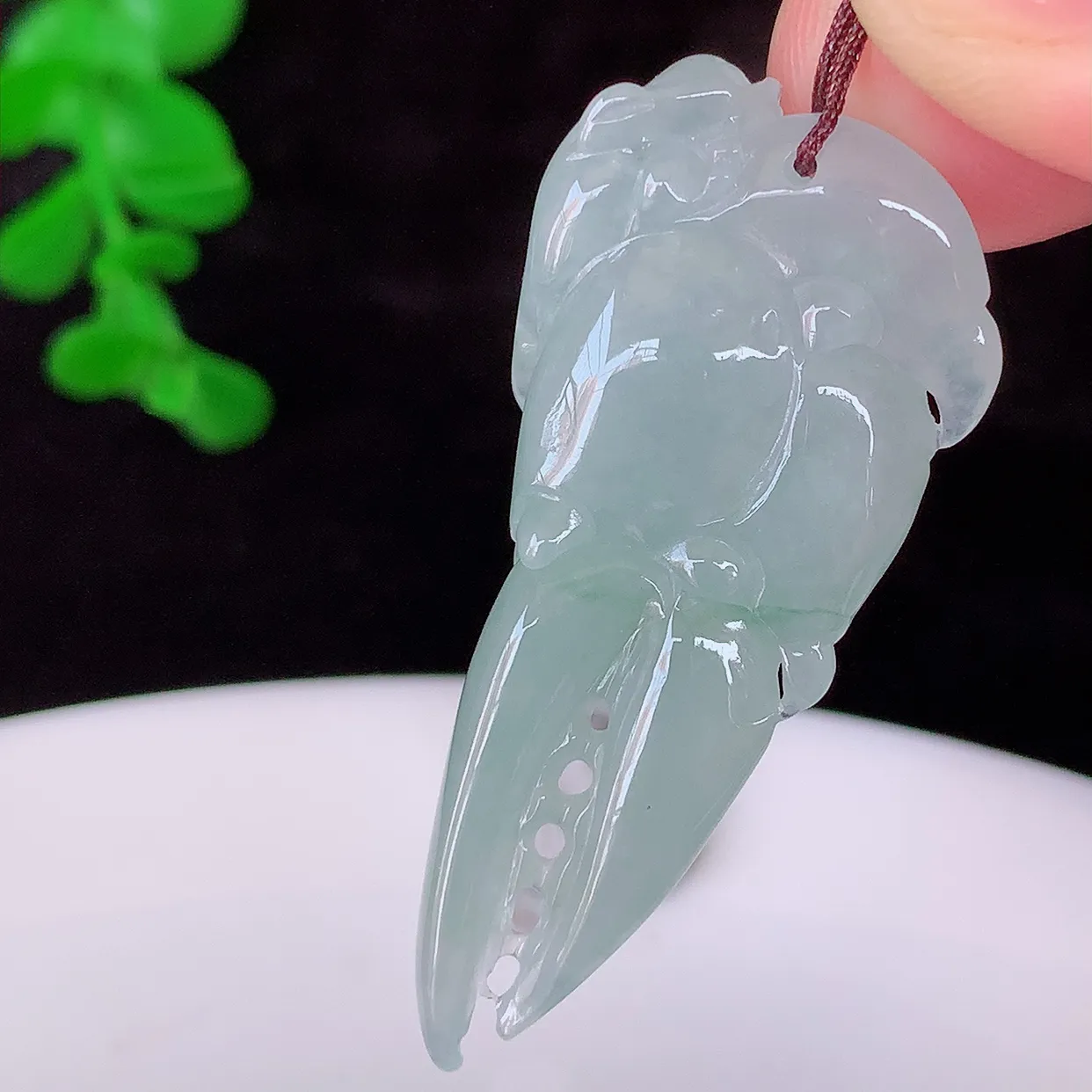 自然光实拍，冰胶八方来财翡翠吊坠，种老水足，雕工精湛 ，寓意美好，佩戴时尚出众！#60.8