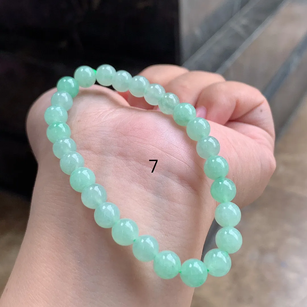 晴绿色翡翠手串

尺寸7