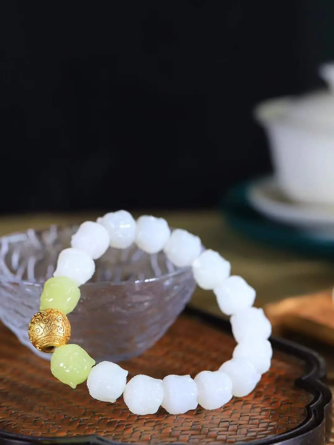 【佛佑众生.手串】

精品和田玉黄口/白玉佛头手串，玉质温润细腻，油性十足，️精雕佛像，面容慈祥，憨态可掬，佛祖能利益安乐一切众生，满足一切愿求。给佩戴者带来平安与慈悲，永保平安。
尺寸取一12.5-13-12.5mm 重62克 fDT-7870873