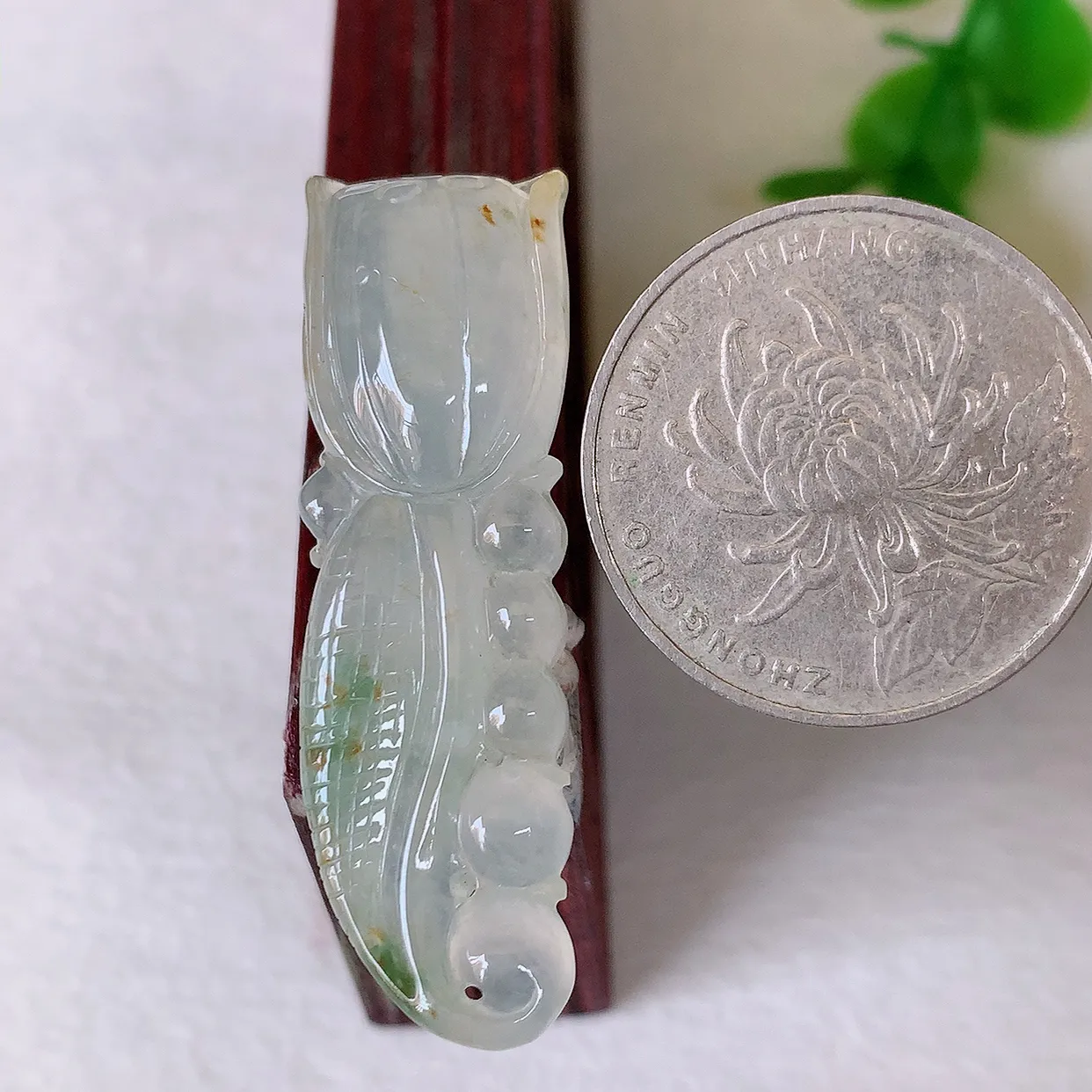 自然光实拍，冰飘花招财莲蓬翡翠吊坠，水润精细，寓意路路都通，有着促进事业有运！#01.8