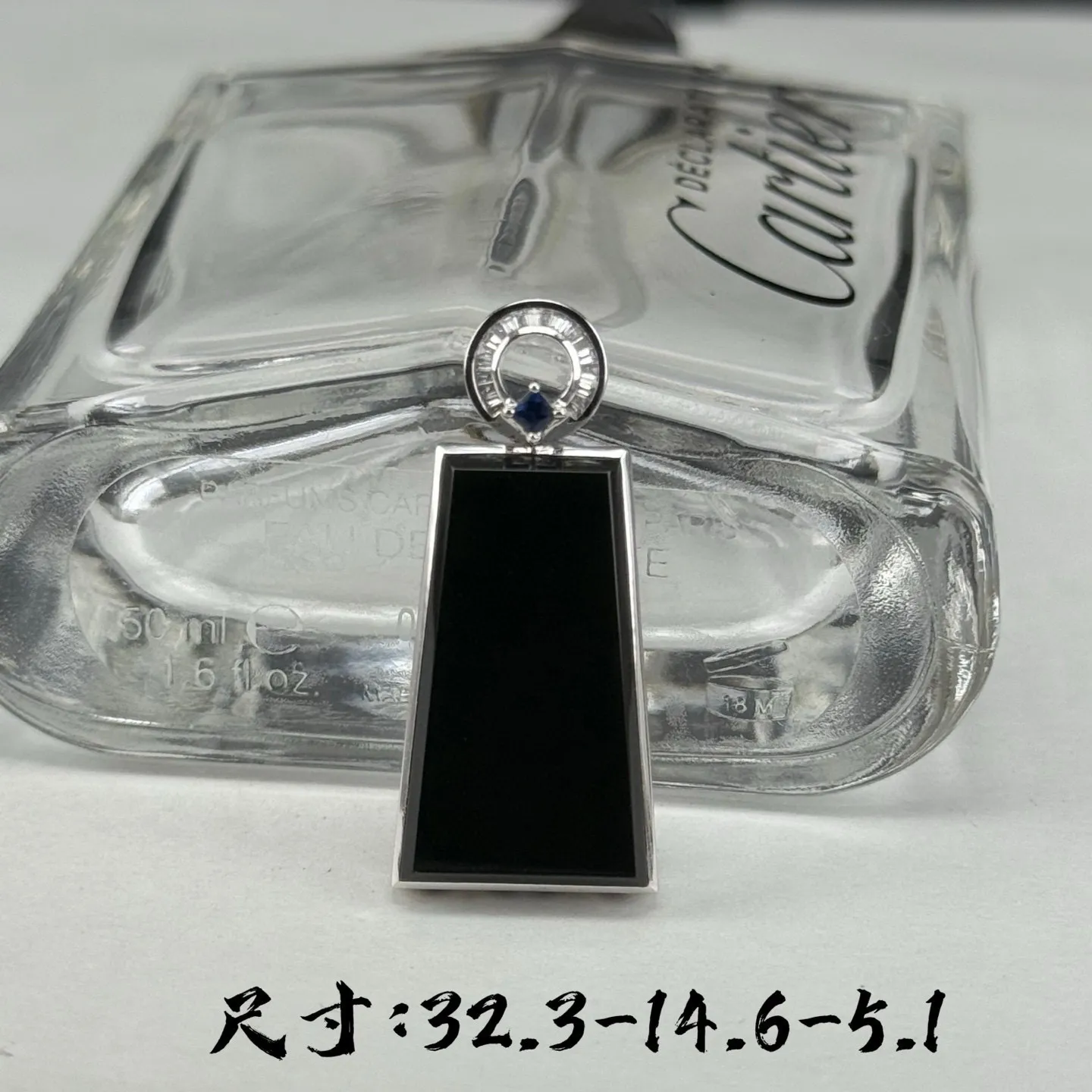 精品18k墨翠无事牌 种好色正 黑度极好 打灯通透 油性十足 尺寸32.3