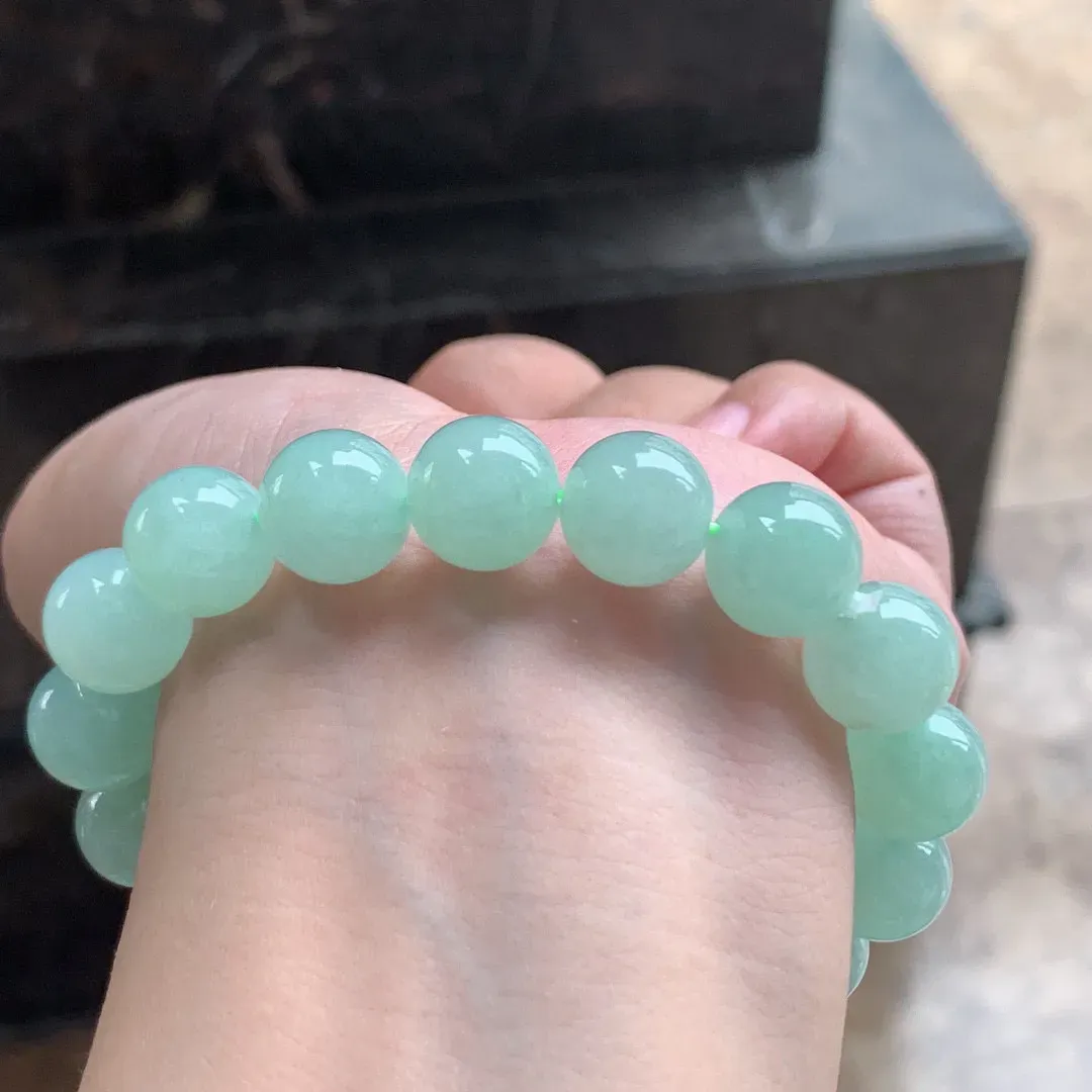 晴绿色翡翠手串

尺寸12