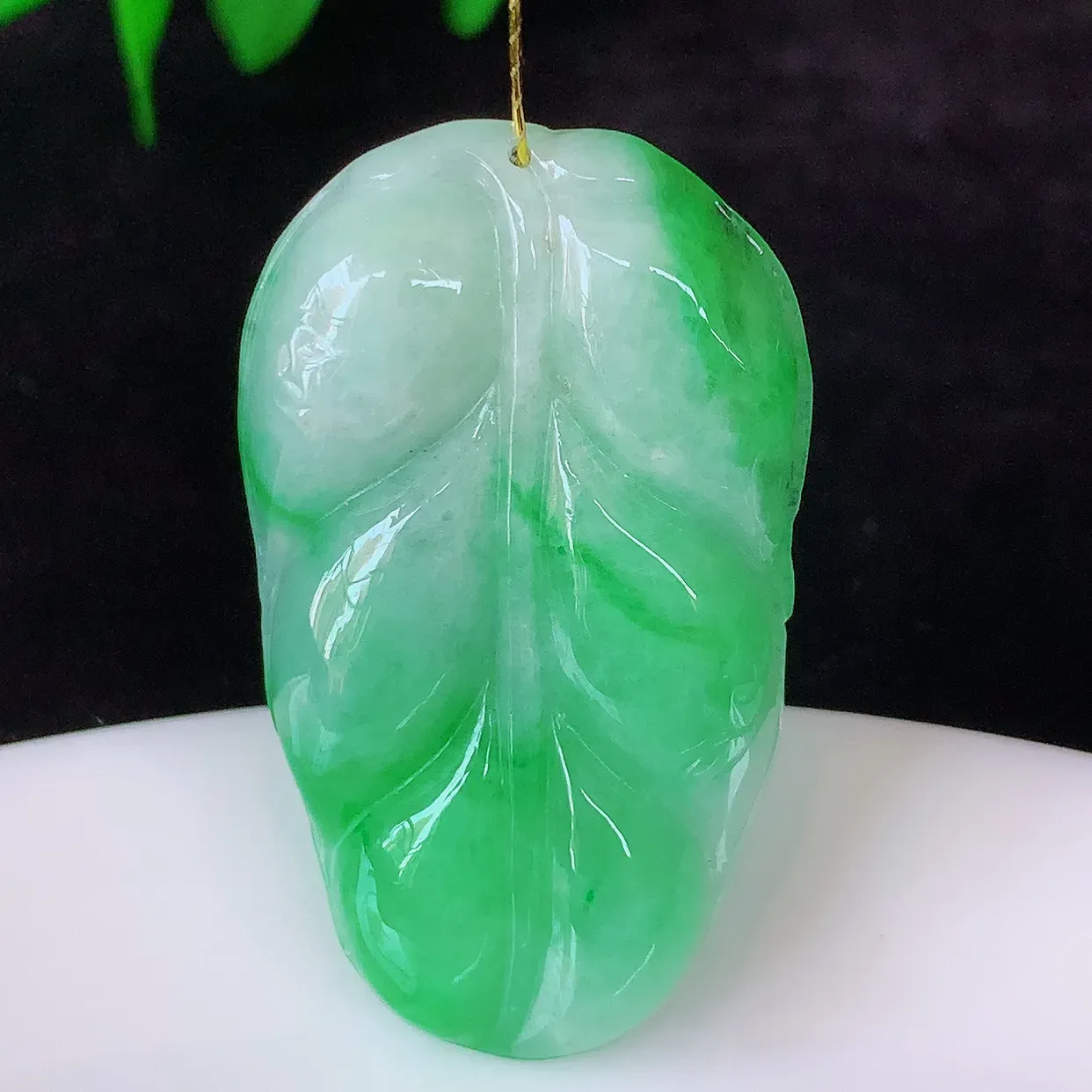 自然光实拍，冰润飘阳绿叶子翡翠吊坠 ，种水足，色泽清新，工艺精湛，叶子寓意美好；金枝玉叶，事业有成。