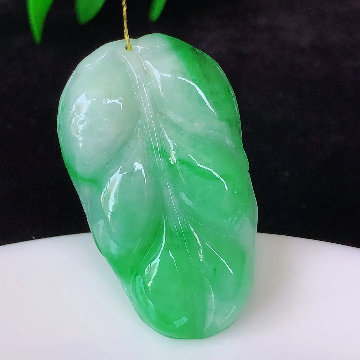 自然光实拍，冰润飘阳绿叶子翡翠吊坠 ，种水足，色泽清新，工艺精湛，叶子寓意美好；金枝玉叶，事业有成。#35.8尺寸36.5*21-5