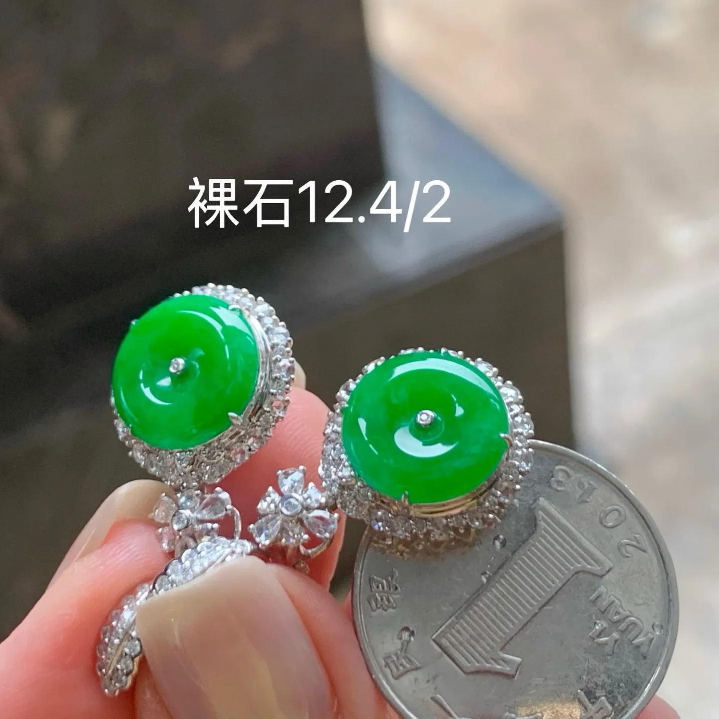 满色平安扣耳坠
真金镶嵌 精致