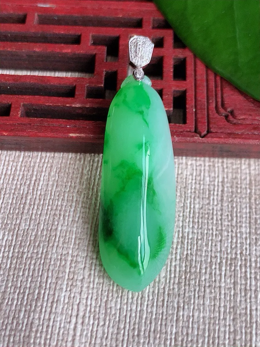 a货翡翠老坑冰种18K金镶嵌飘绿福瓜吊坠 尺寸44.2×37×12.7×9mm 重量7.95g 0709