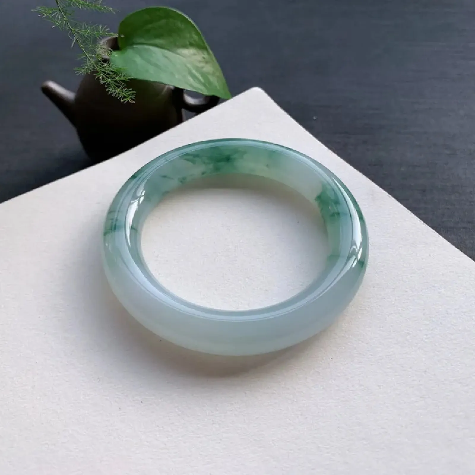 56-57圈口可戴，冰润飘花圆条手镯，尺寸：56/11.6/11.4。细腻水润，花色飘逸灵动，细棉纹