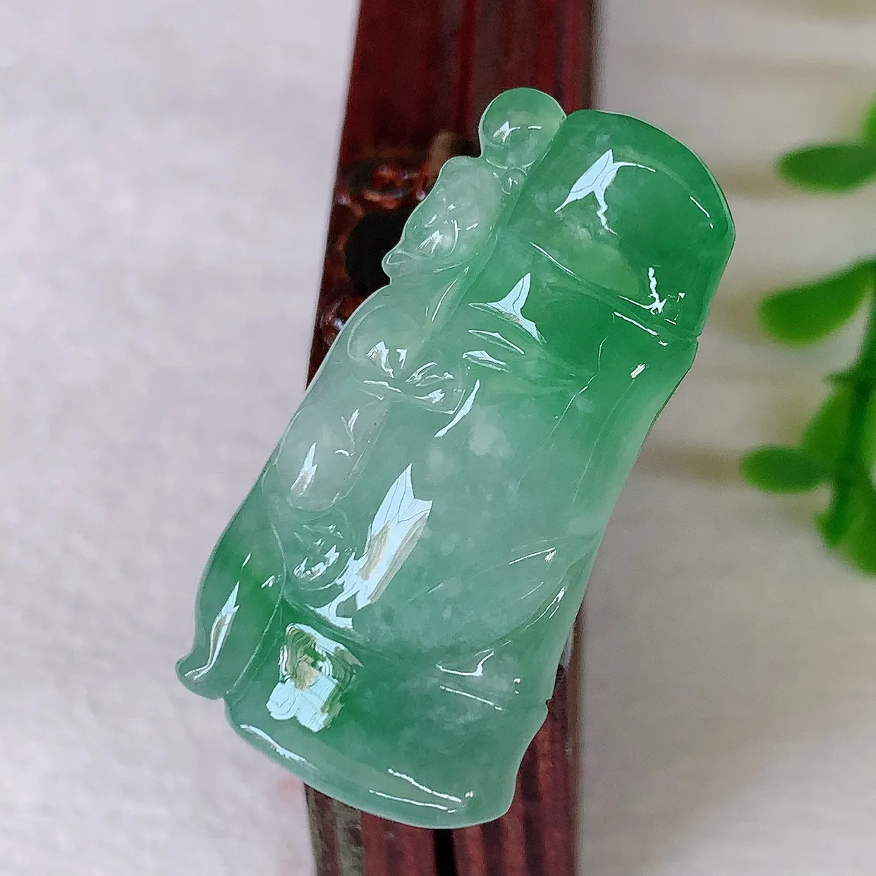 自然光实拍，冰胶飘绿节节高升竹节翡翠吊坠，翠色灵动，种老水足，寓意好，品相佳，佩戴佳品！#01.8