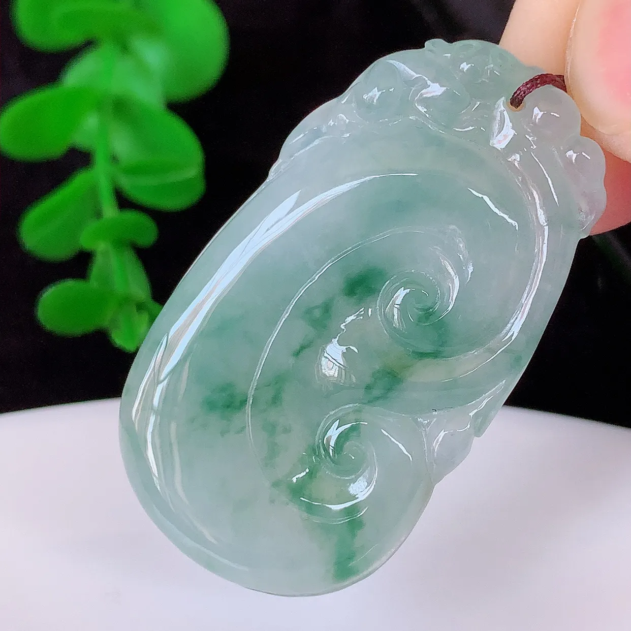 自然光实拍，冰飘花翡翠如意吊坠，冰透，翠色灵动，饱满，万事如意，如意一生，配戴精美！#57.8