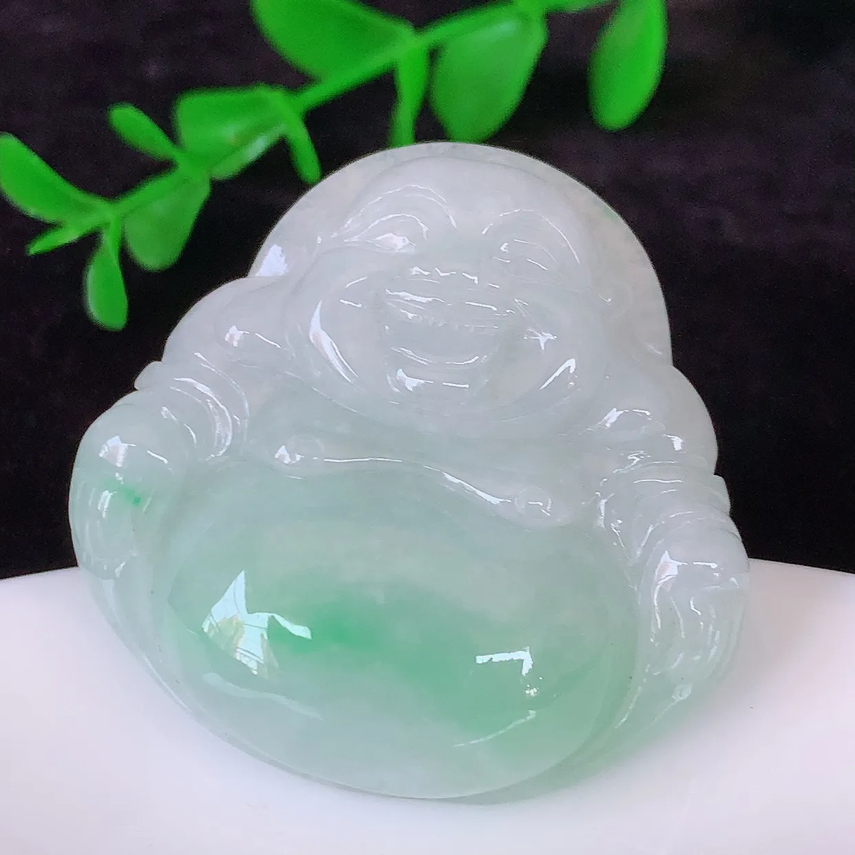 自然光实拍，大件饱满冰胶飘花佛公吊坠，翡翠笑佛，饱满，开脸喜庆，配戴优雅迷人！#57.8