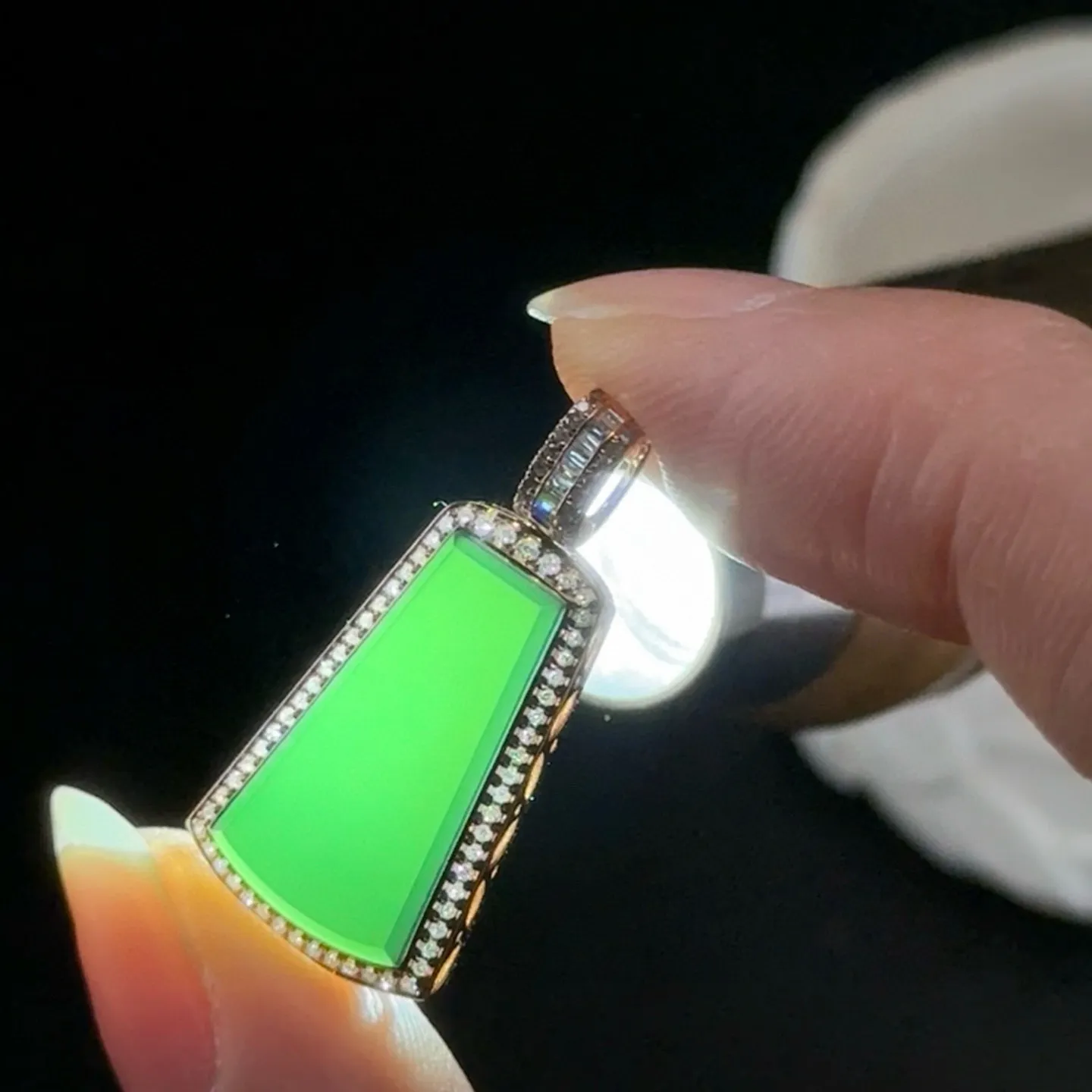 精品18k墨翠无事牌 种好色正 黑度极好 打灯通透 油性十足 尺寸26.8