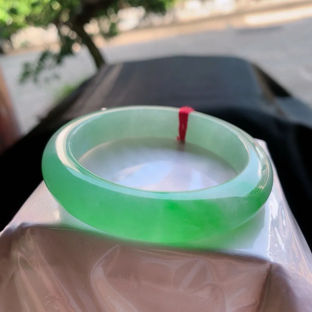正圈阳绿 无瑕 尺寸:56.5/12.5/10 种色俱佳