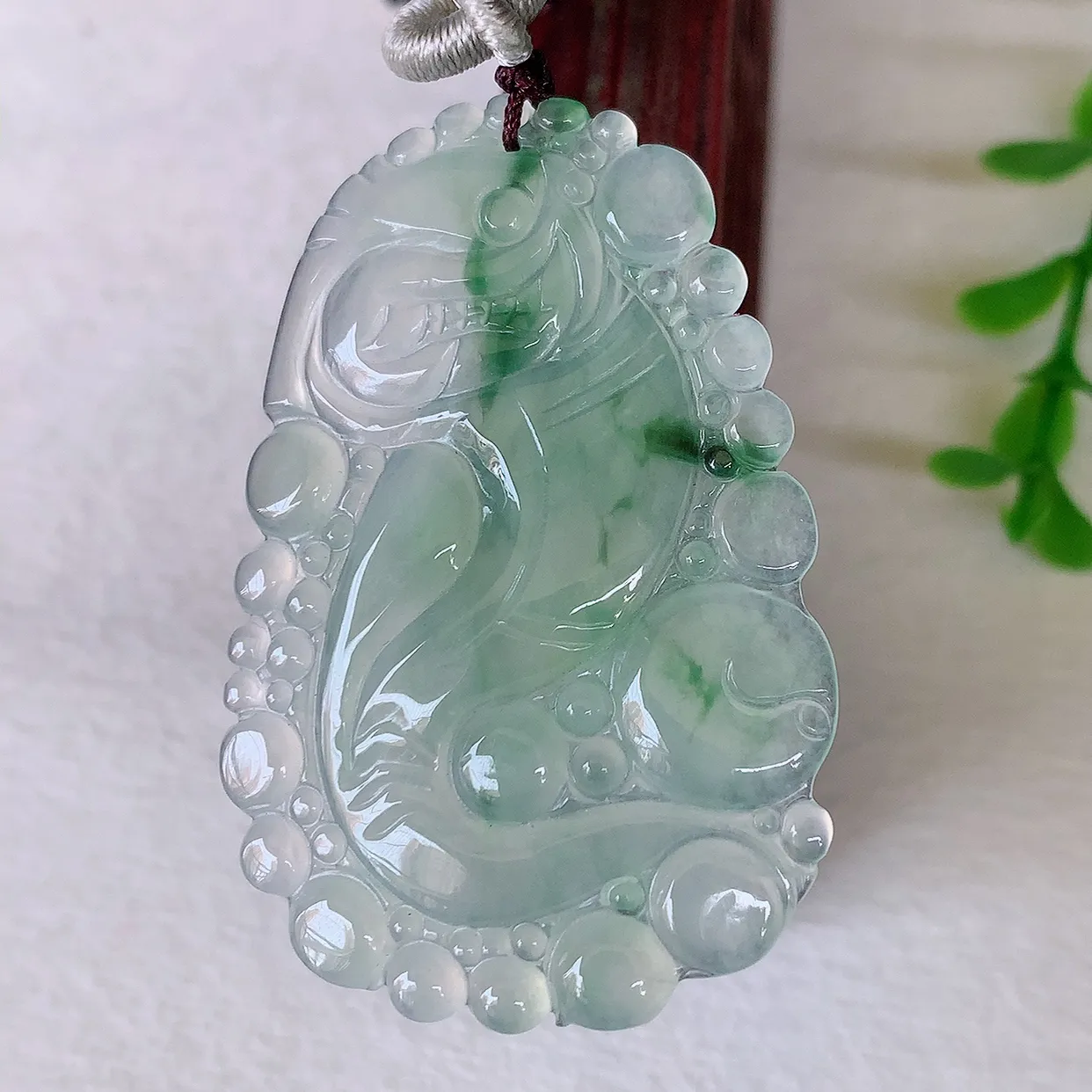 自然光实拍，冰种飘花龙腾盛世、龙牌翡翠吊坠，种水好，雕工立体精致，佩戴霸气时尚！#018