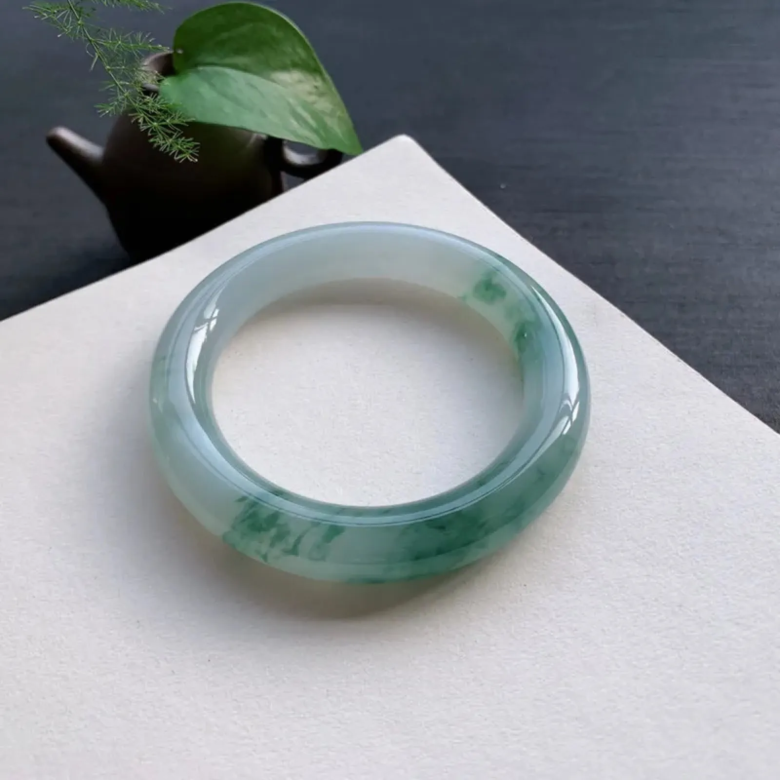 56-57圈口可戴，冰润飘花圆条手镯，尺寸：56/11.6/11.4。细腻水润，花色飘逸灵动，细棉纹，瑕不掩瑜