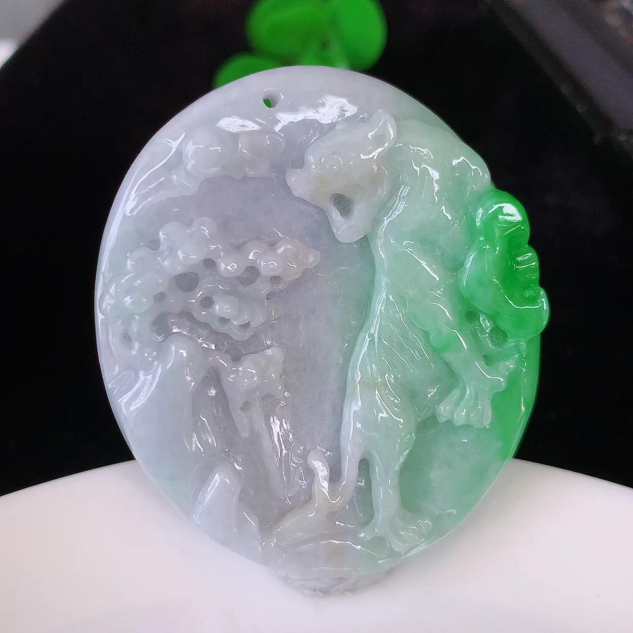 自然光实拍，冰润飘阳绿翡翠生肖虎牌吊坠，种老水足，雕工精湛 ，寓意美好，佩戴时尚出众！#05.8