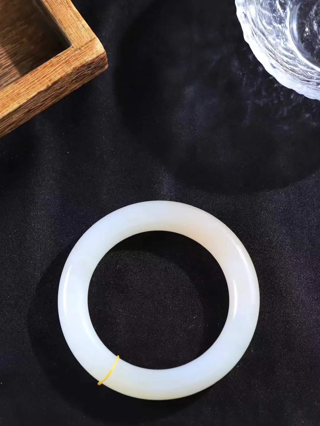 （一见倾心.手镯）

精品和田玉白玉藕粉双色圆条手镯，玉质温润细腻 油性十足 手感舒适，高华雅逸，线条流畅，简约大气，美自天成，素雅高贵。佩戴于腕间，婉约之美，举手投足间透出那低调奢华。重65.5克  尺寸55-11.3-12mm  5670836A